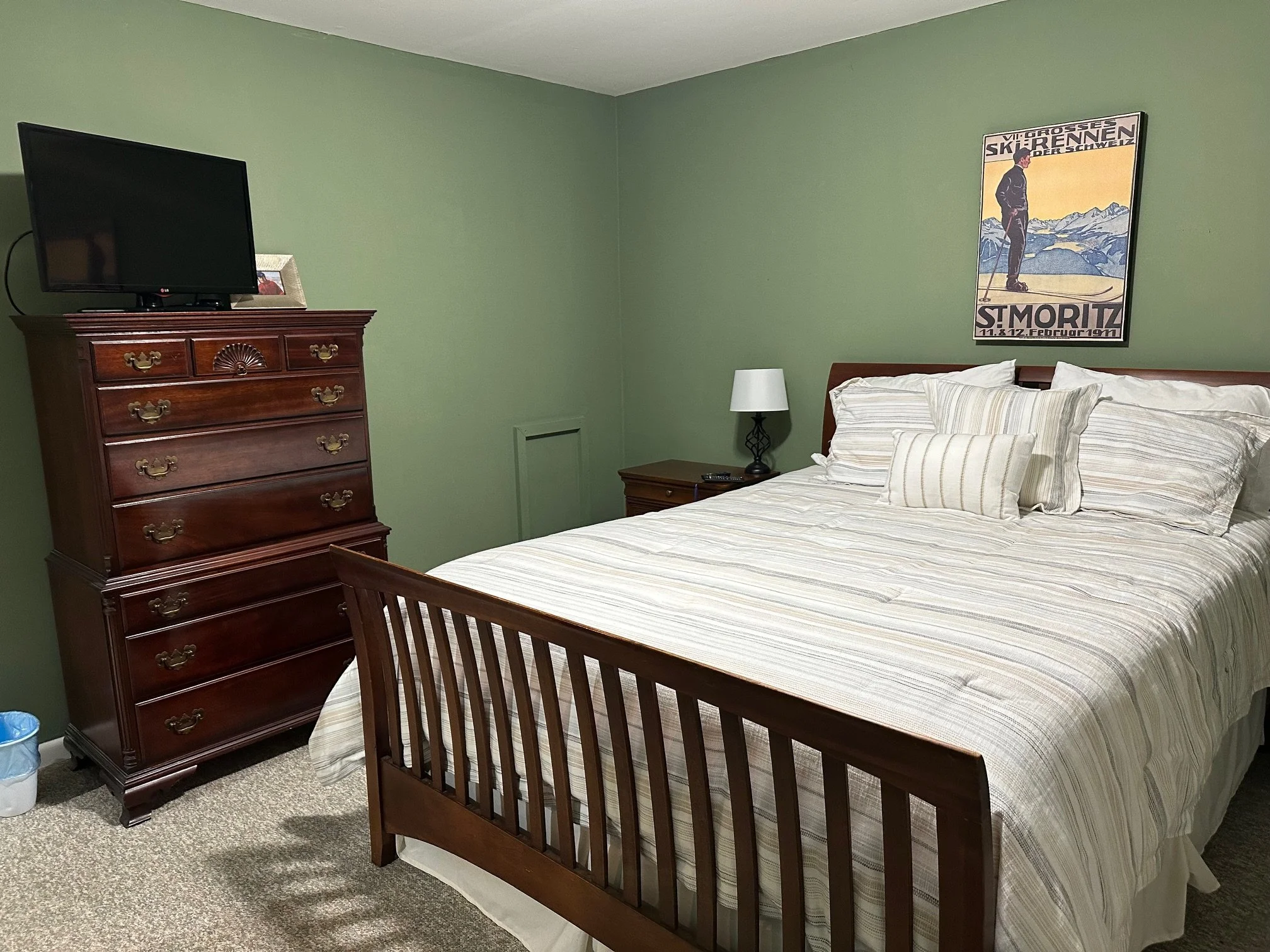 Bedroom 4 – Main Floor Guest Room
Queen bed | Main floor | Private en-suite bathroom (newly remodeled)