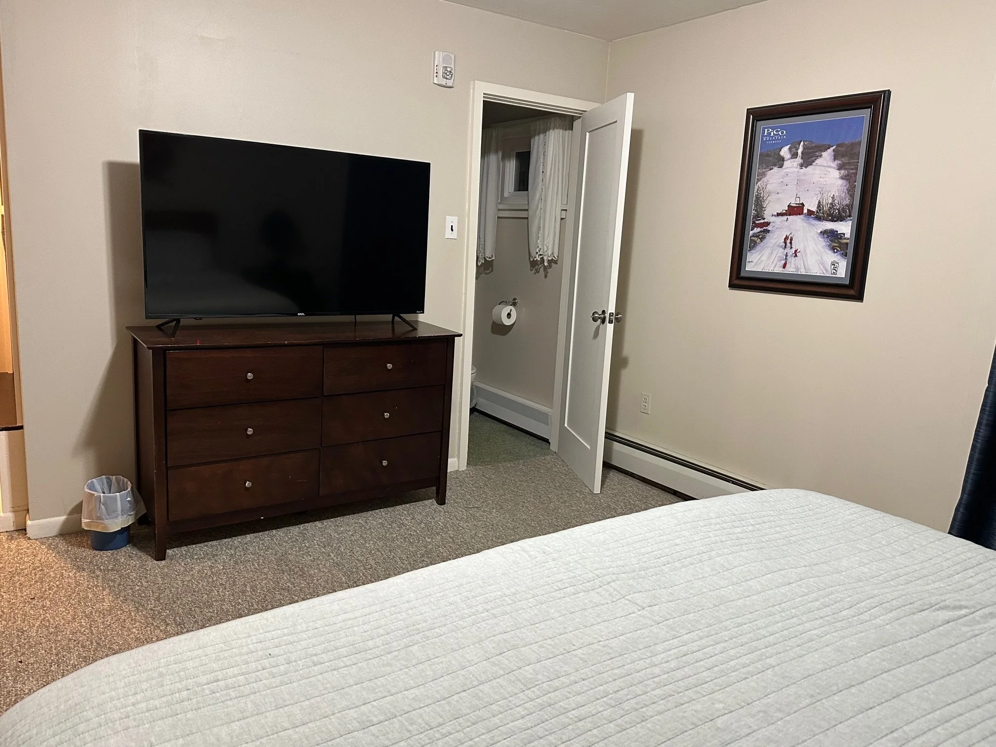 Bedroom 3 - Queen bed | Main floor | Private en-suite bathroom