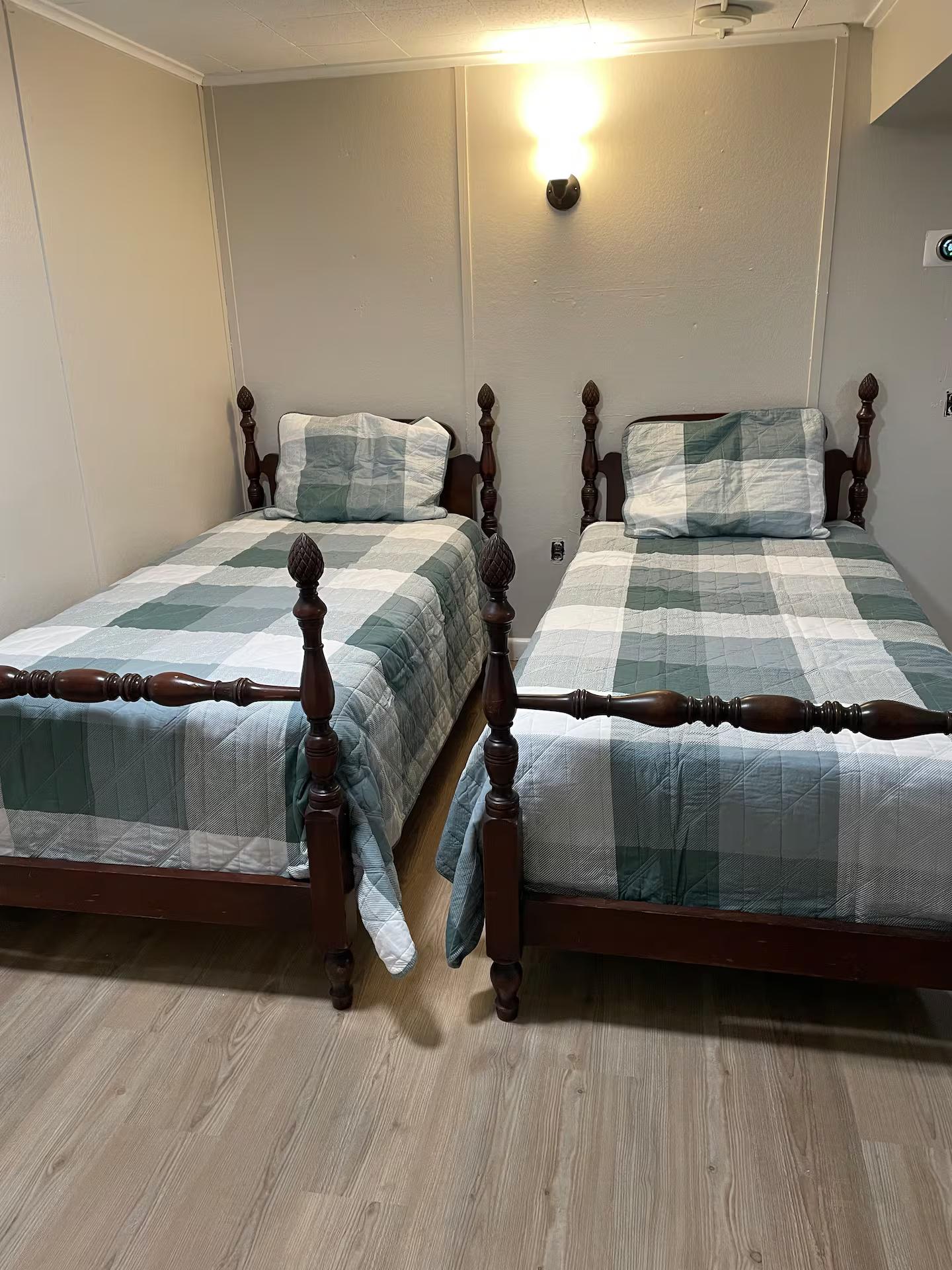 Bedroom 5 – Kids' Bunk Room
2 Twin beds + 1 Full bed | Lower level | Attached 3/4 bathroom

Perfect for children or teens, this flexible sleeping space accommodates 3-4 guests with its own bathroom.