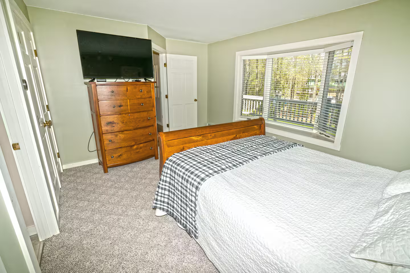 Bedroom 1 – Primary Suite
Queen bed | Main floor | Private en-suite bathroom