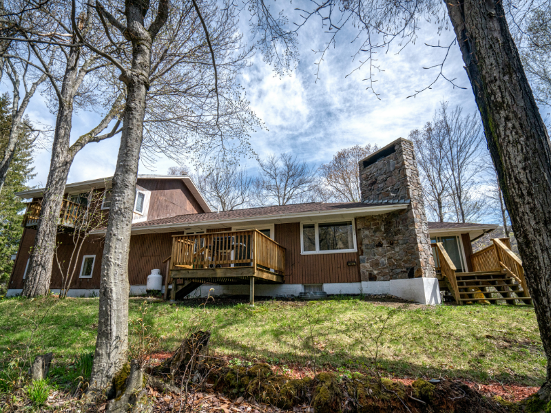 Main deck
Catch mountain views of Pico's slopes while grilling dinner on the gas grill. The perfect spot for morning coffee or après-ski beverages.