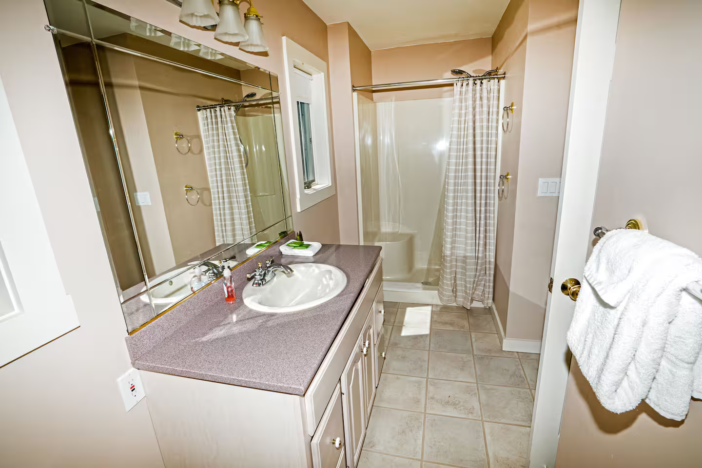 Bedroom 1 – Primary Suite
Queen bed | Main floor | Private en-suite bathroom