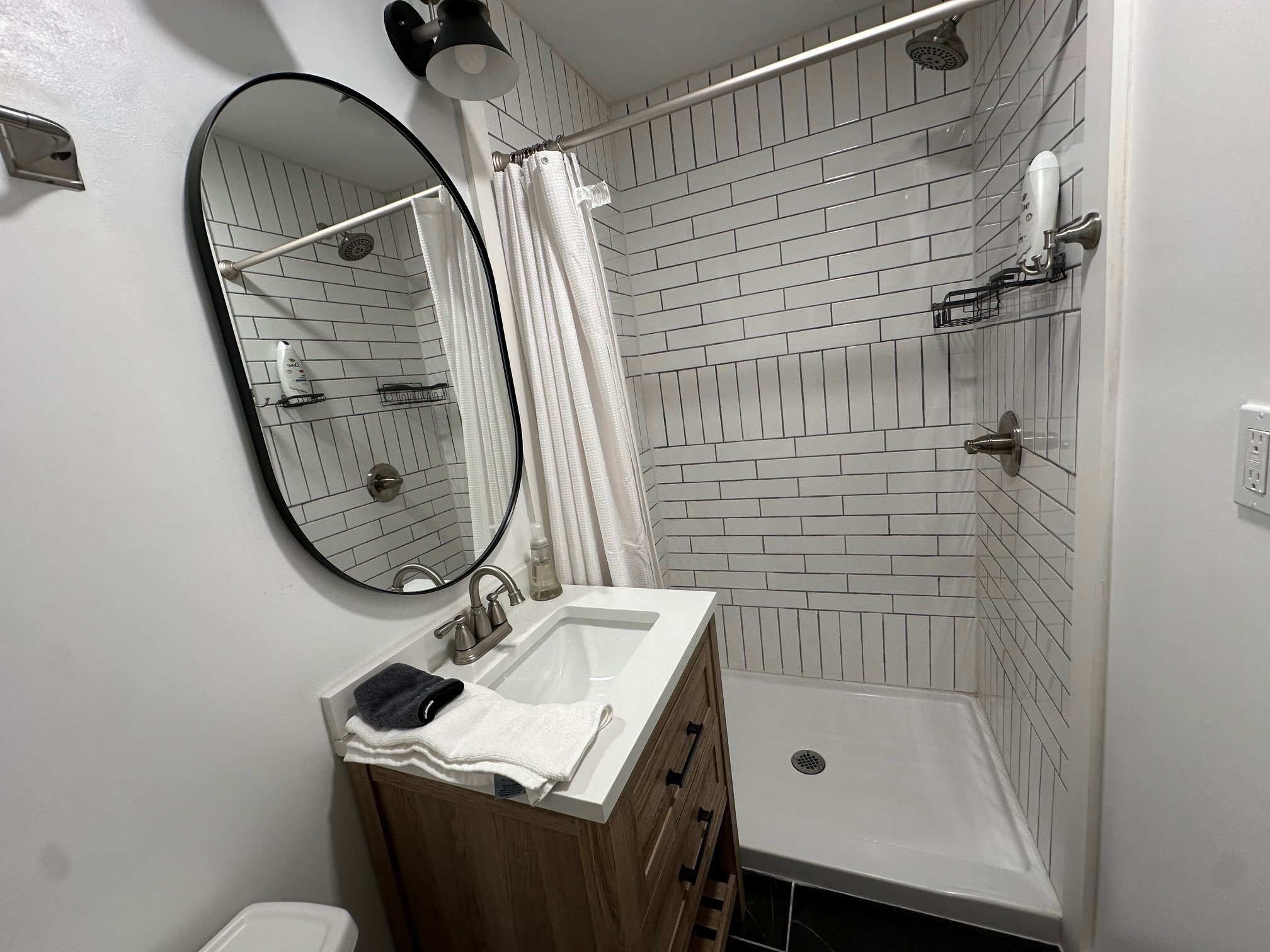 Bedroom 4 – Main Floor Guest Room
Queen bed | Main floor | Private en-suite bathroom (newly remodeled)