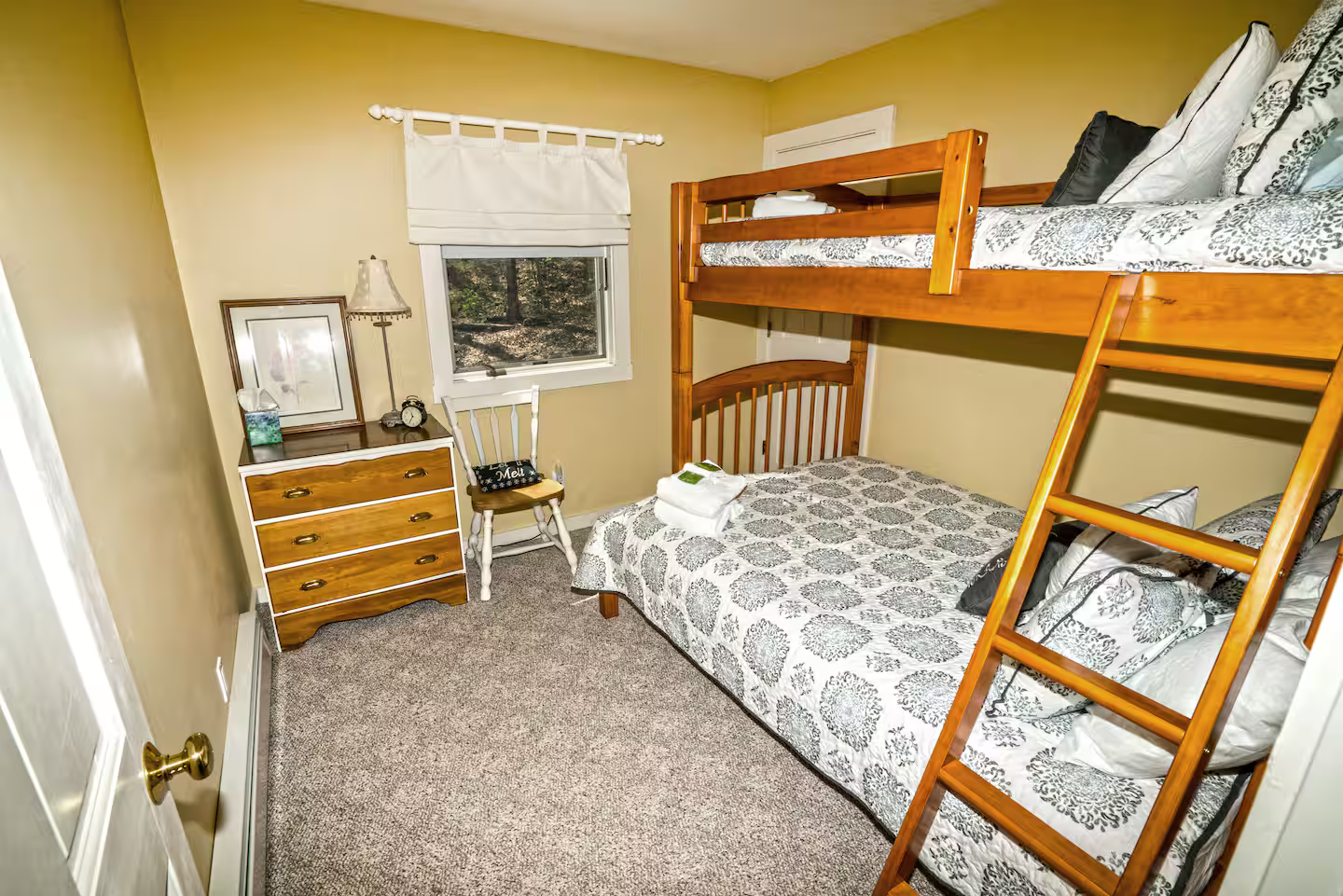 Bedroom 2 – Bunk Room
Twin-over-full bunk bed | Main floor | Common bathroom with tub
Perfect for kids, this cozy room is conveniently located near the kitchen and main living area.