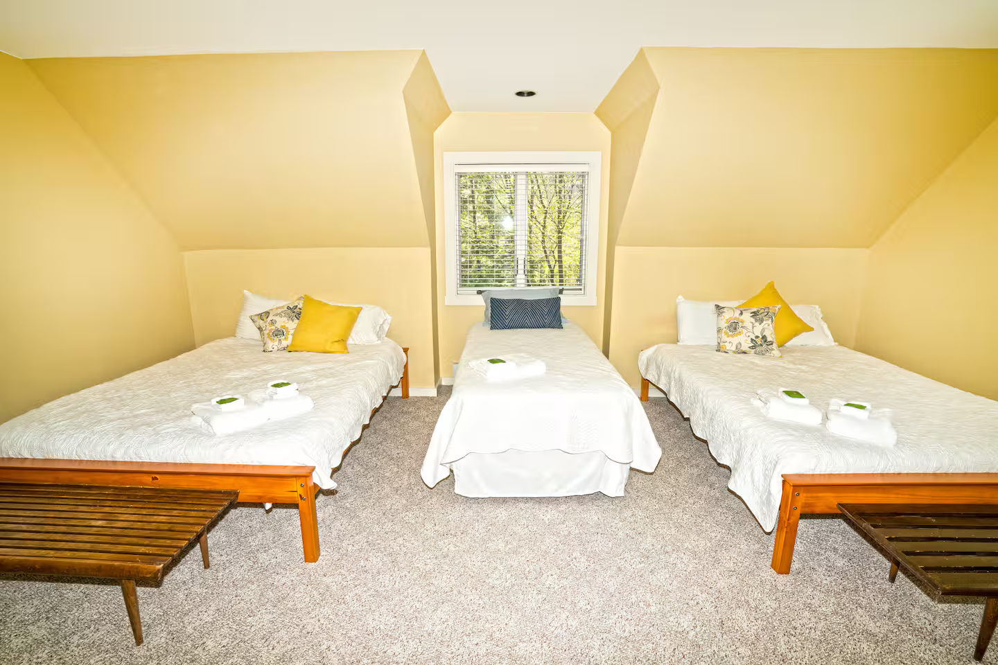 Bedroom 3 – Upper Level Suite
2 Queen beds + 1 Twin bed | Upper level | Shared hallway bathroom
Spacious room sleeping up to 5 guests with a flat-screen TV and access to the shared bathroom via the connecting hallway.