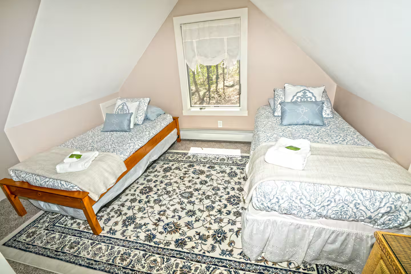 Bedroom 4 – Loft Room
2 Twin beds | Upper level | Shared hallway bathroom
Charming room with a loft area—great for kids or teens who want their own space. Shares the hallway bathroom with Bedroom 3.