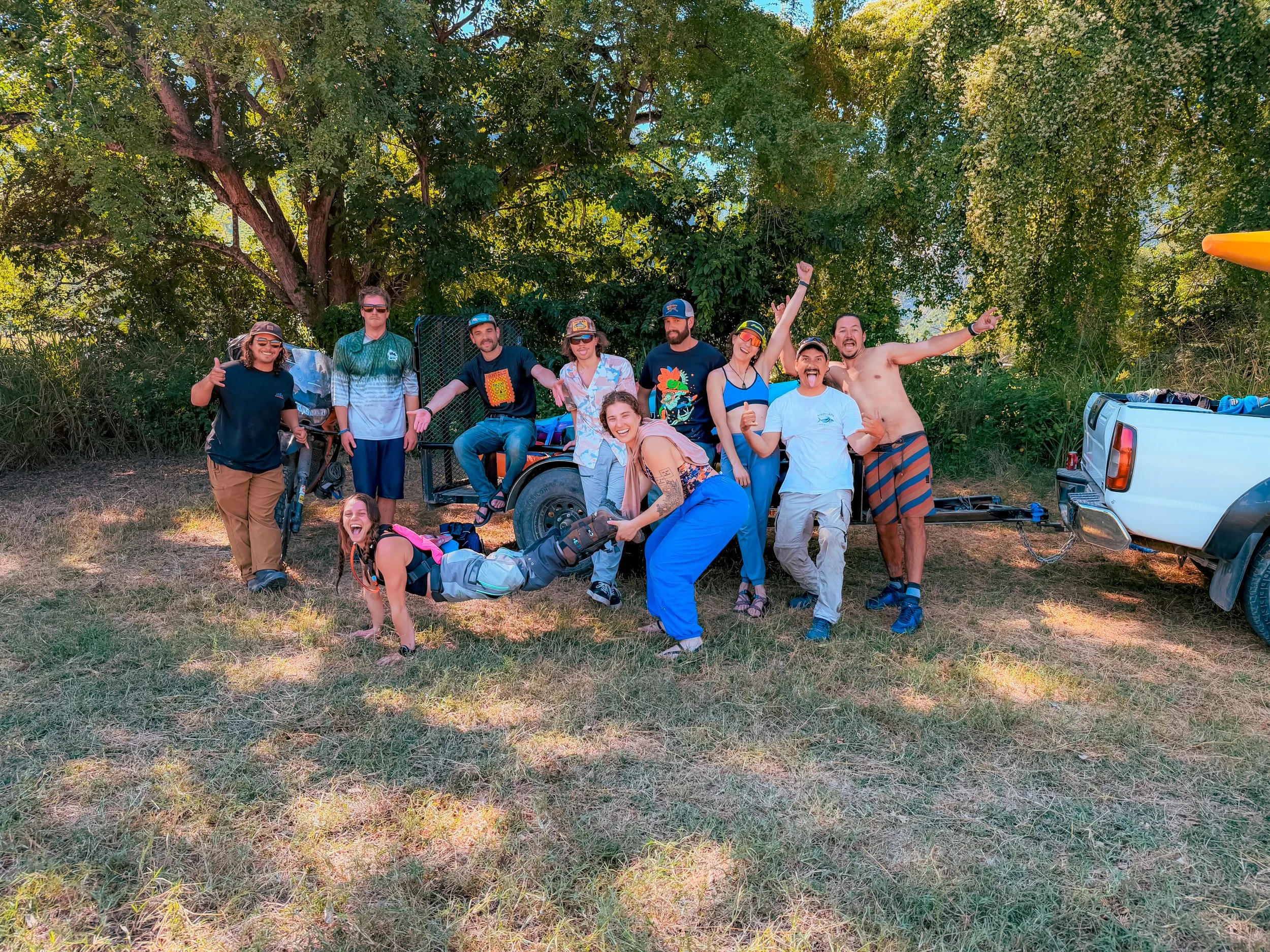 Grupo de personas celebrando un día de Rafting en la Huasteca Potosina