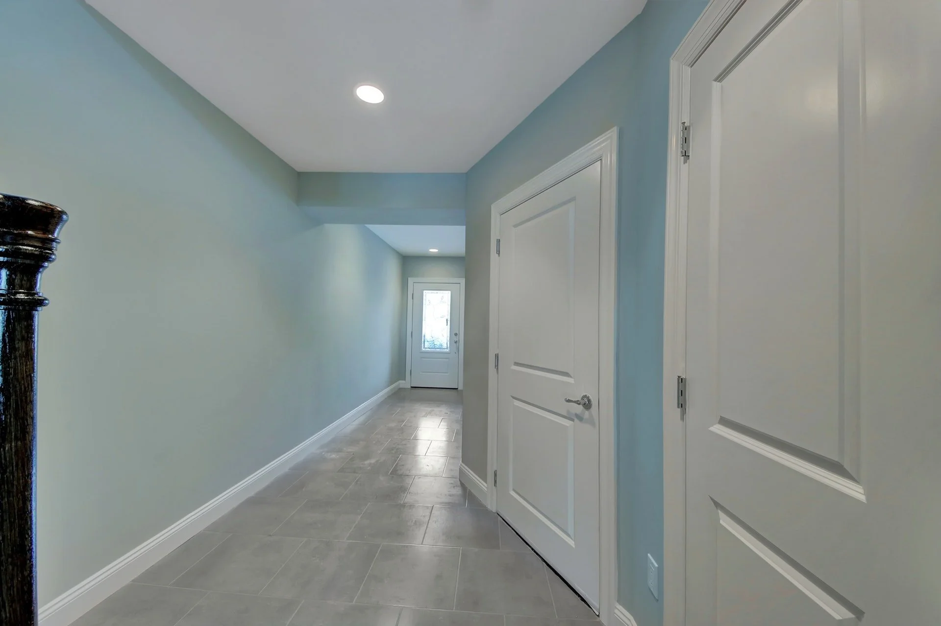 ENTRANCE HALLWAY.jpg