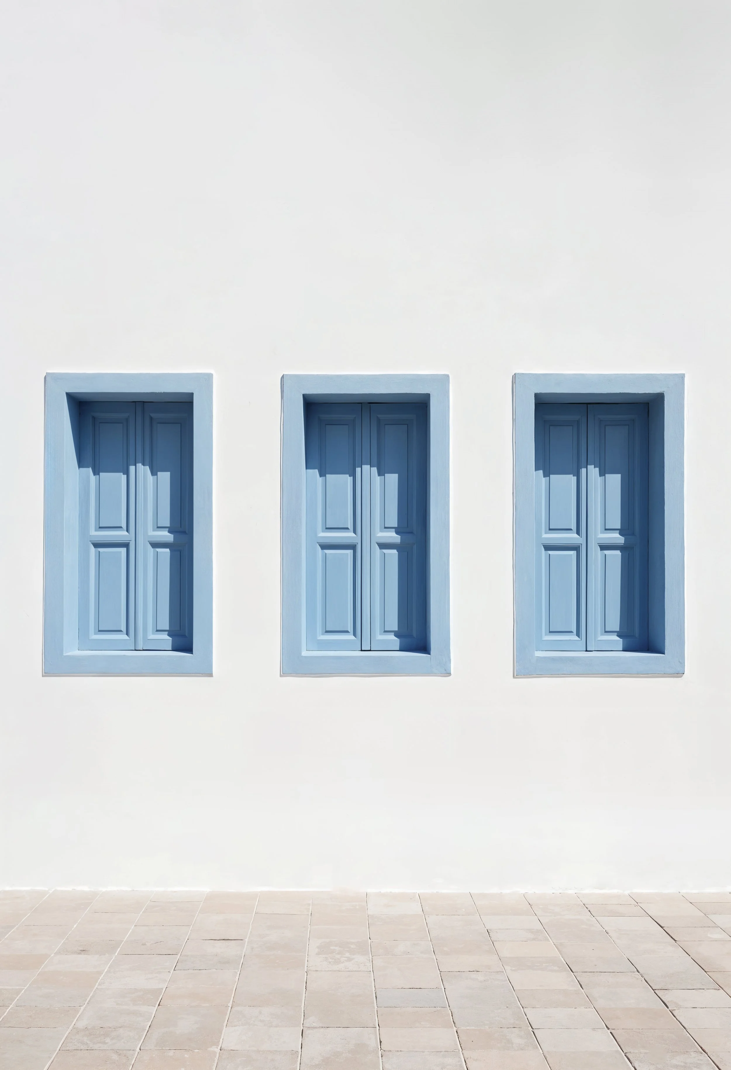 tres-ventanas-azules-en-una-pared-blanca.jpg