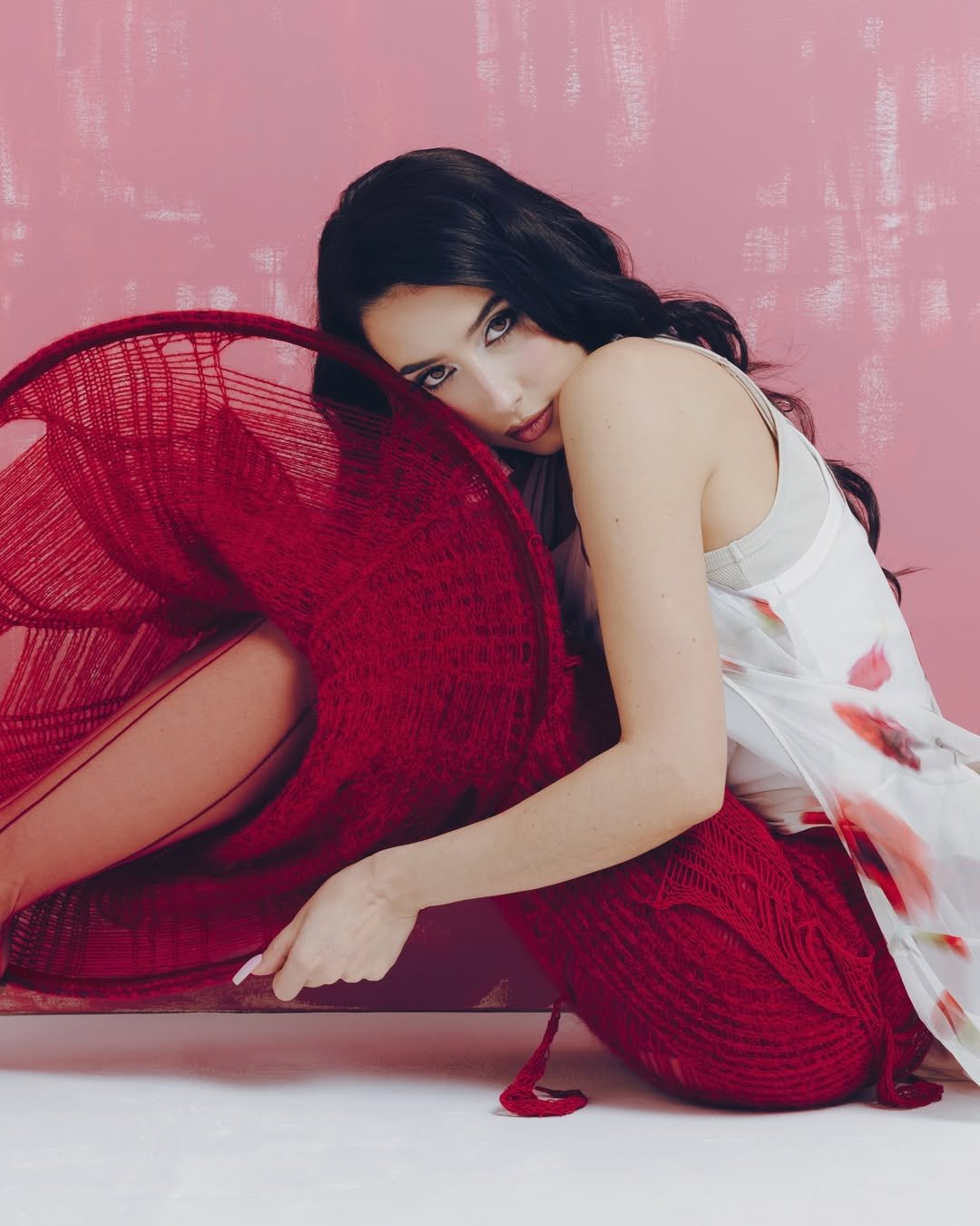 Pour le cinquième numéro de @viewsfrance avec @naika 🌸🤍Photographe - @paulinerome_Direction ar 3.jpg