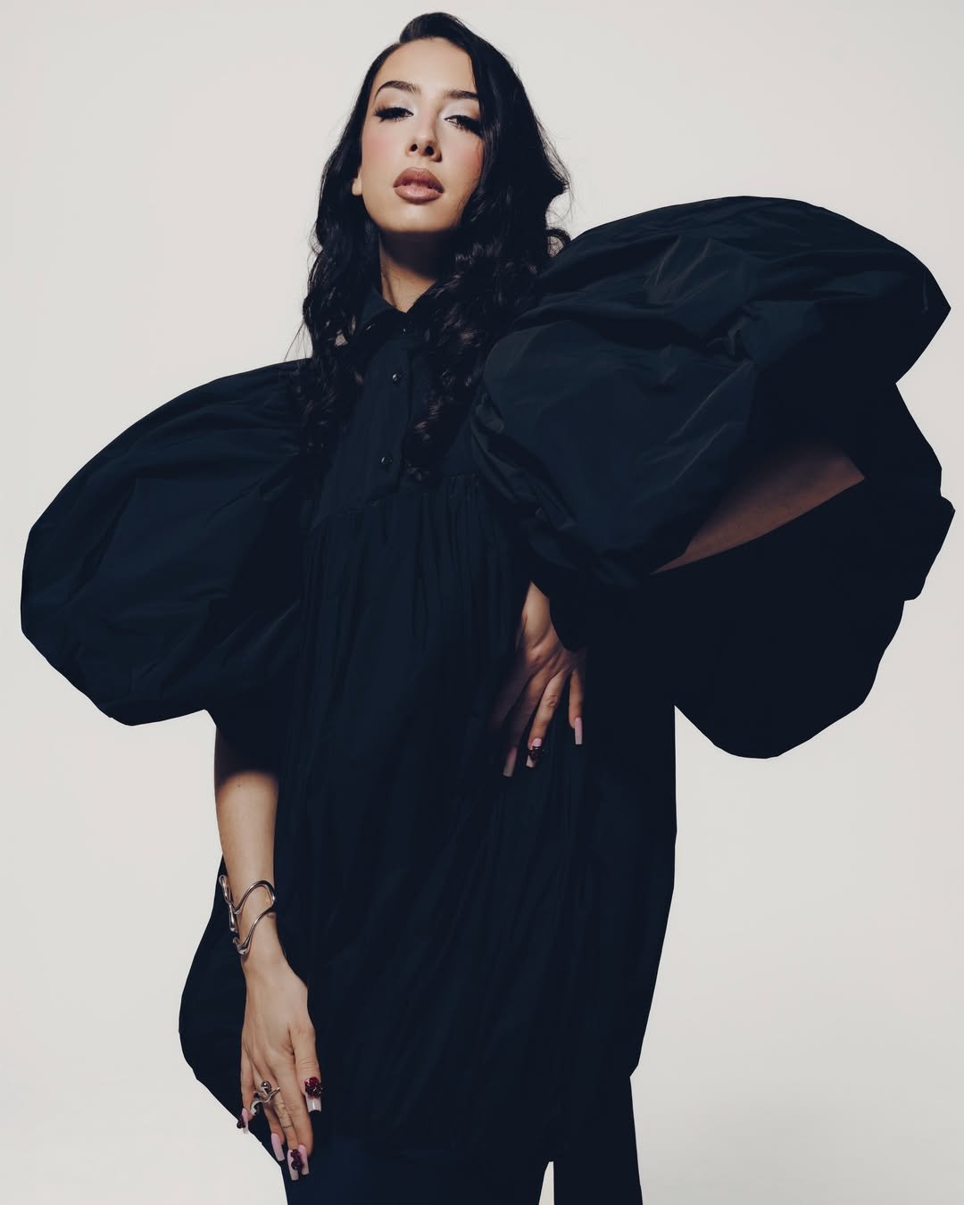 Pour le cinquième numéro de @viewsfrance avec @naika 🌸🤍Photographe - @paulinerome_Direction ar 2.jpg