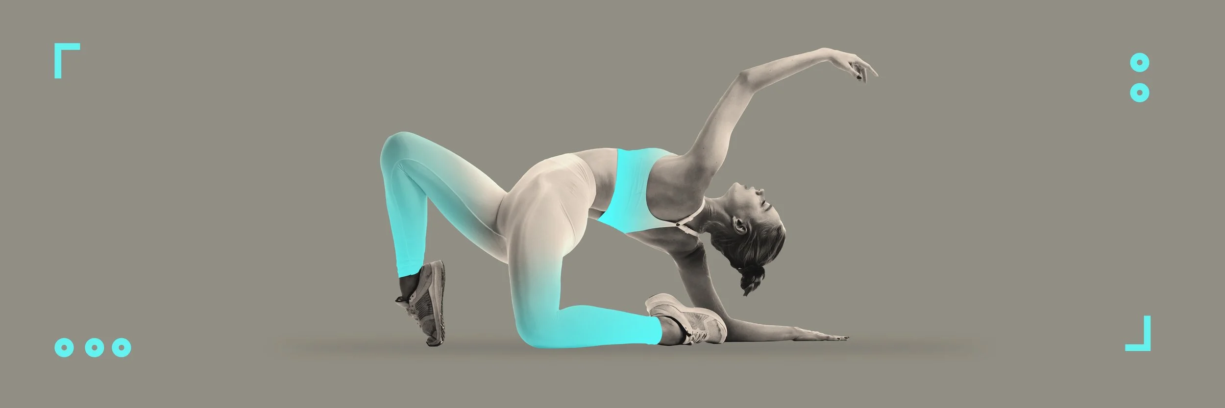 Femme faisant du yoga en position de fente, portant un débardeur et un legging, sur un fond gris avec des éléments graphiques bleus.