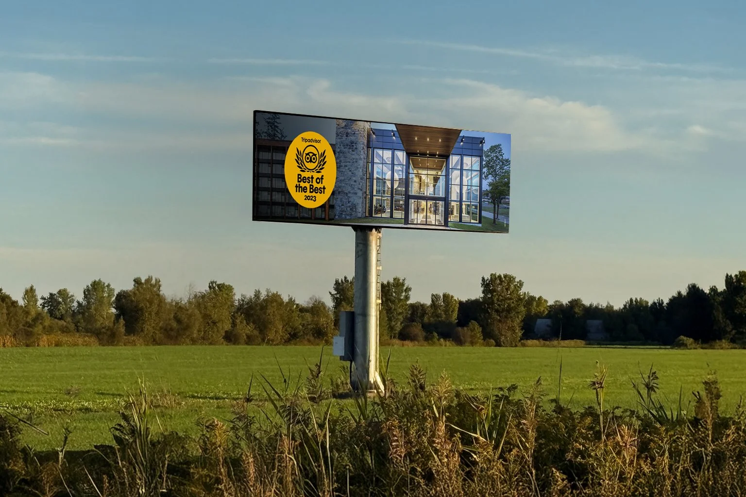 Un panneau publicitaire en plein air affichant une publicité bien visible de l'autoroute.