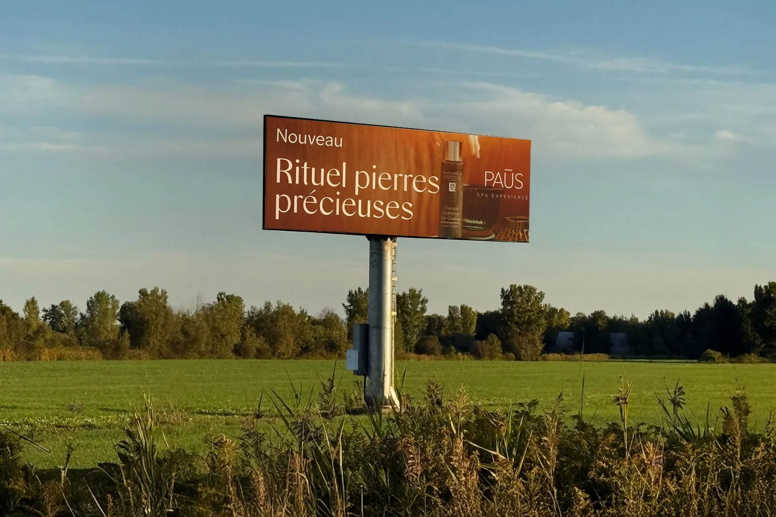 Panneau publicitaire dans un champ verdoyant affichant une publicité de spa, avec une image de produits cosmétiques.