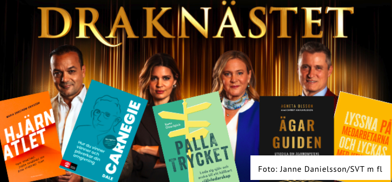 Posters för olika böcker och program på en scen, med fyra personer framför. Bakgrund med guldfärgad text 'DRAKNÄSTET'.