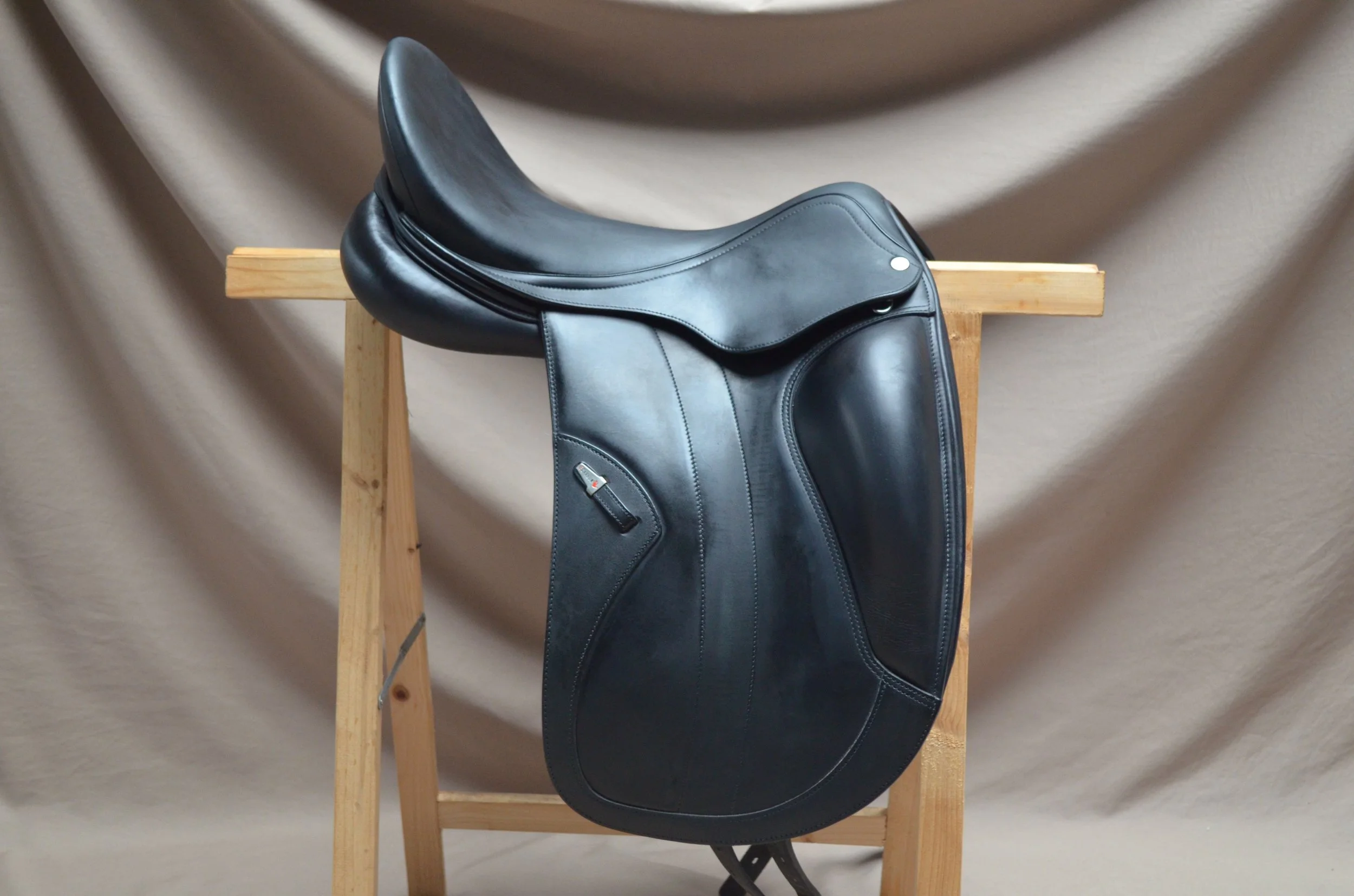 Equipe Kalifornia Monoflap siodło ujeżdżeniowe 18” +1.5 (MW)