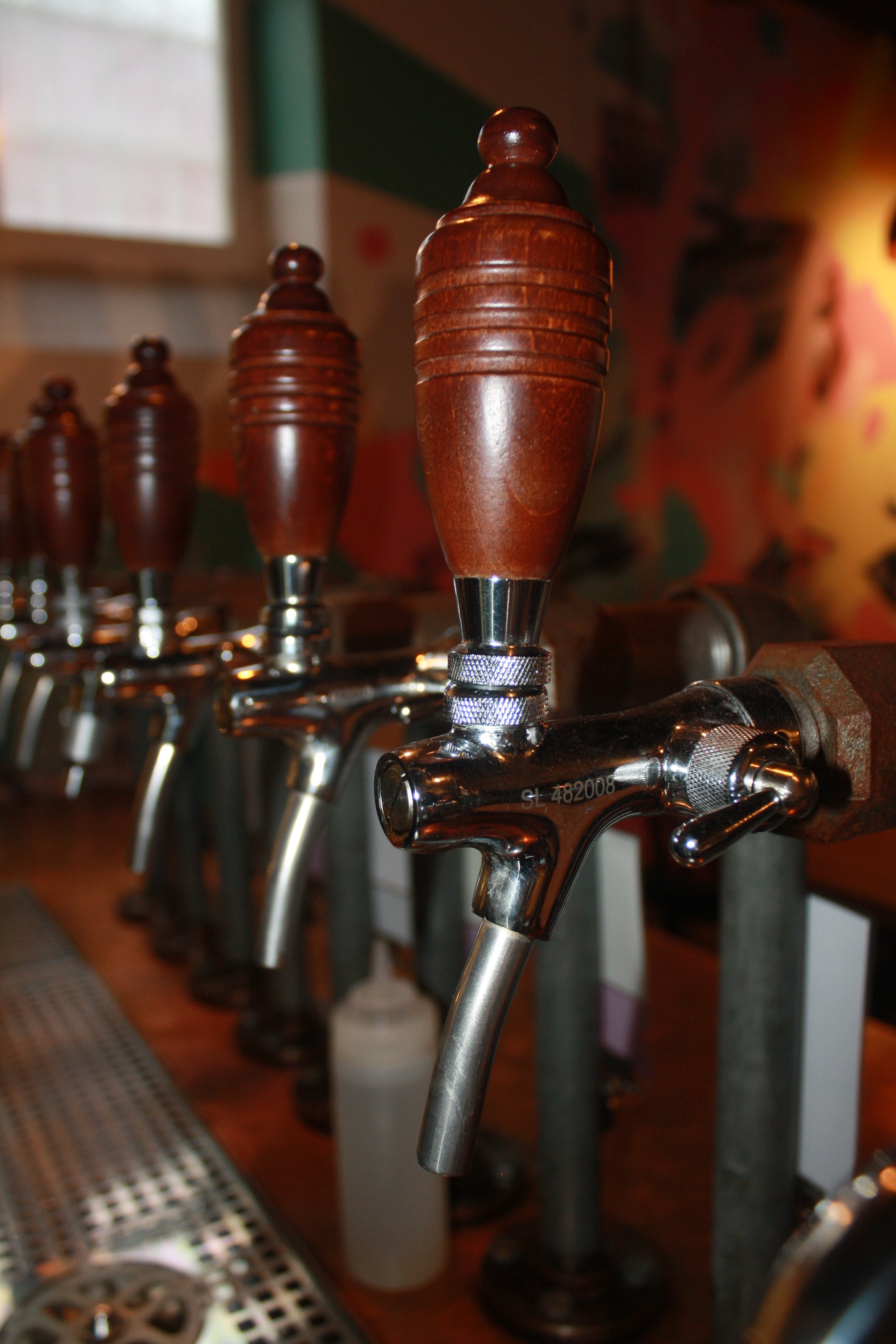 Lots of beer taps. Mycket hantverksöl.