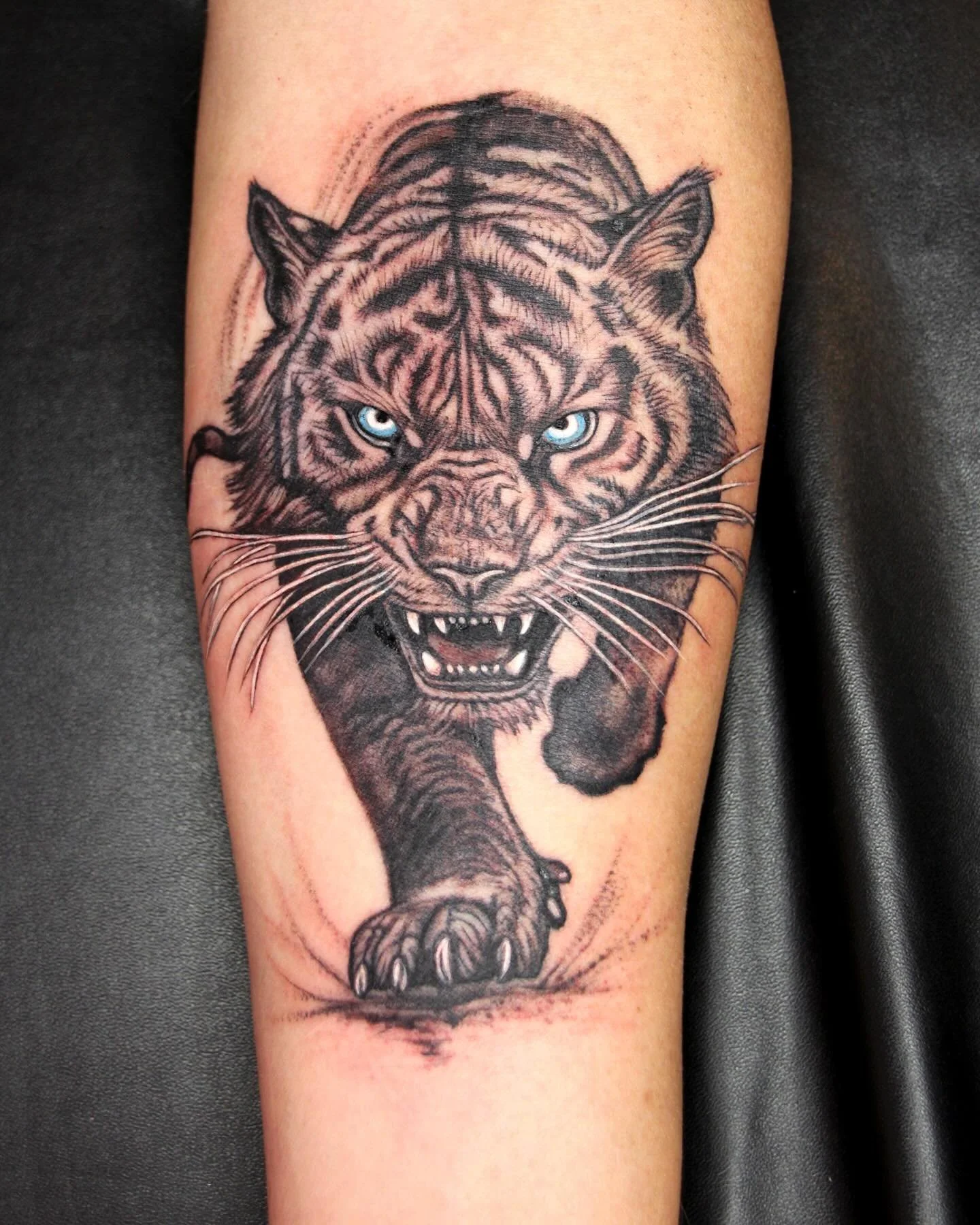 Just finished this beautiful tiger 🐅 

I&rsquo;m offering a 20% discount on projects similar to this for the month of June&hellip; Animals and portraits! 😉 I&rsquo;m also releasing a cute flash set next week. Stay tuned! 😊

#yyjtattoo #yyjtattoos 