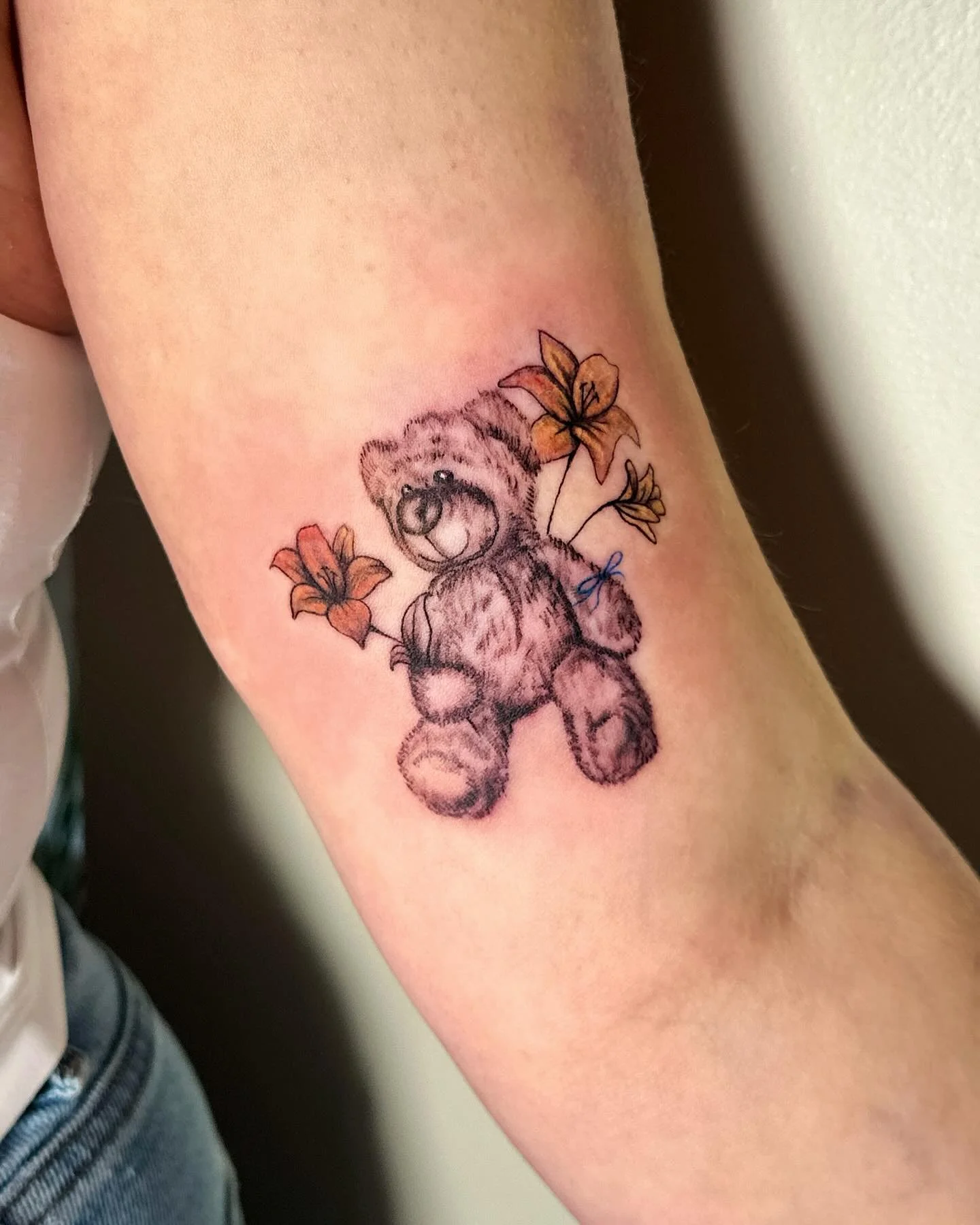 &ldquo;I&rsquo;m in love with how my client incorporated a teddy bear to honor her beloved pup &lsquo;Teddy,&rsquo; along with lilies for her other dog &lsquo;Lily.&rsquo; The little blue ribbon beautifully represents Teddy&rsquo;s blue collar. Such 