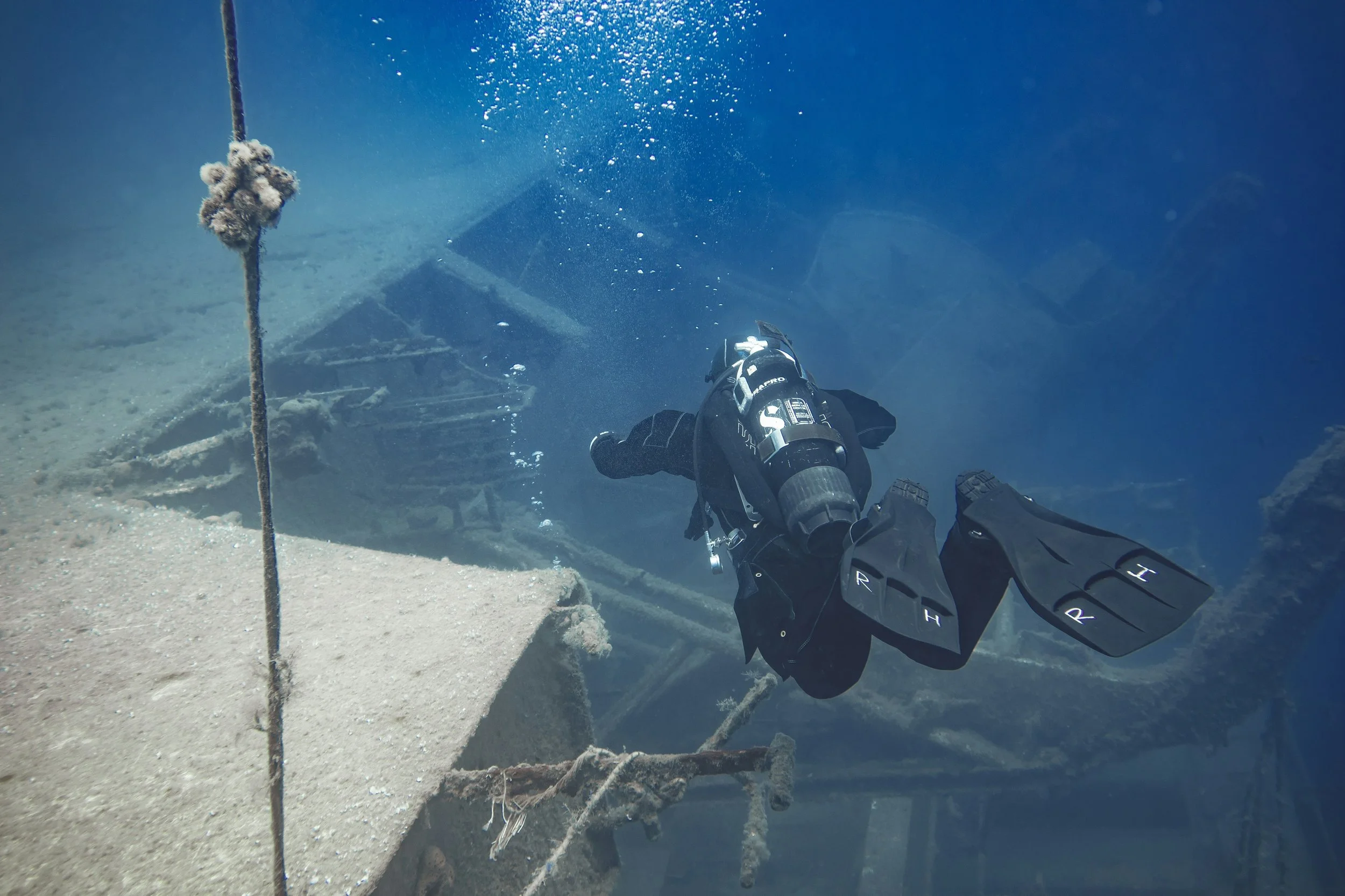Plongée sous-marine avec un scaphandre dans un site de wreckage sous-marin.