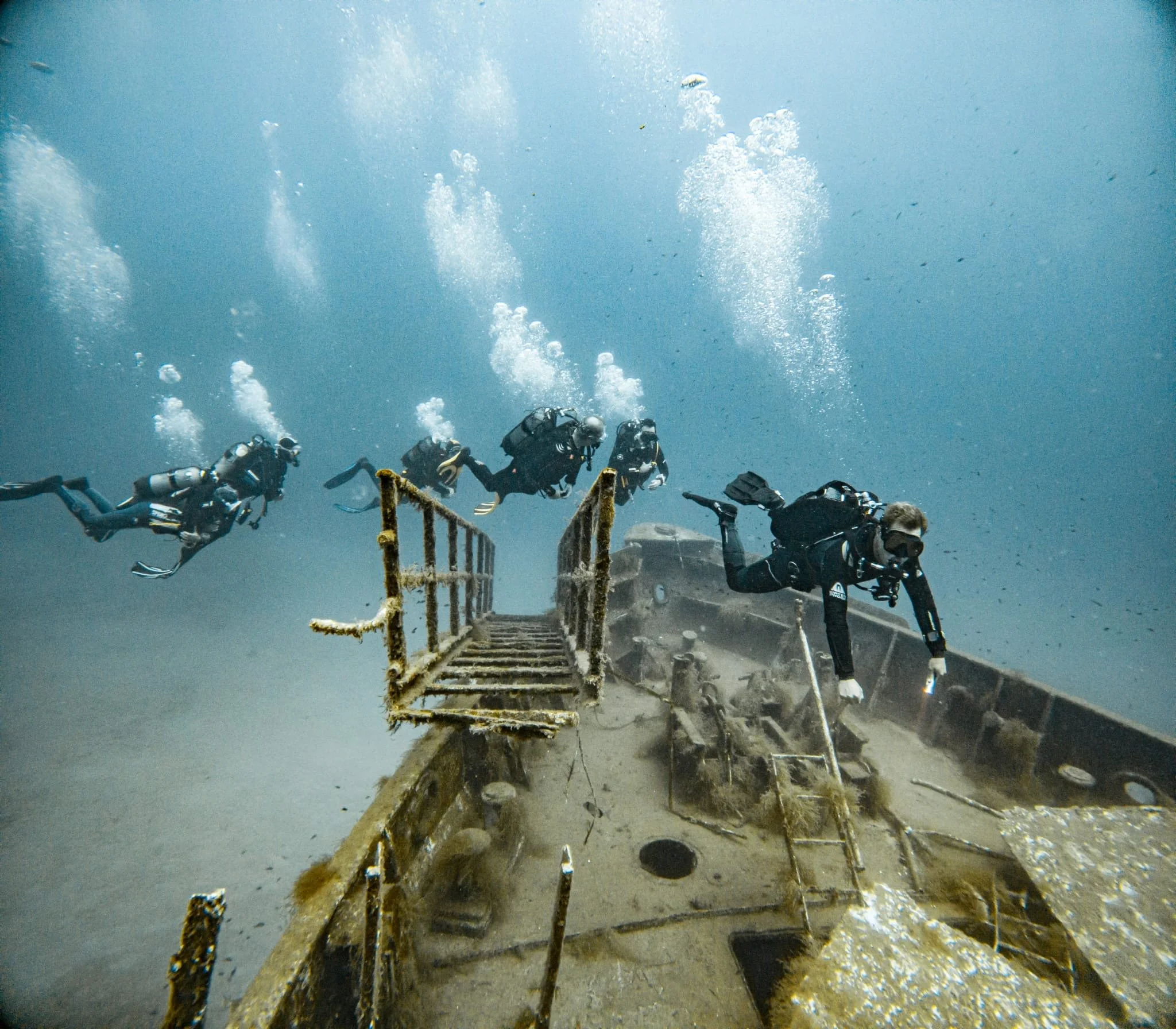 Groupe de plongeurs explorant l'épave d'un navire submergé.Instructeur de plongée privé, sud de l'italie dans les pouilles