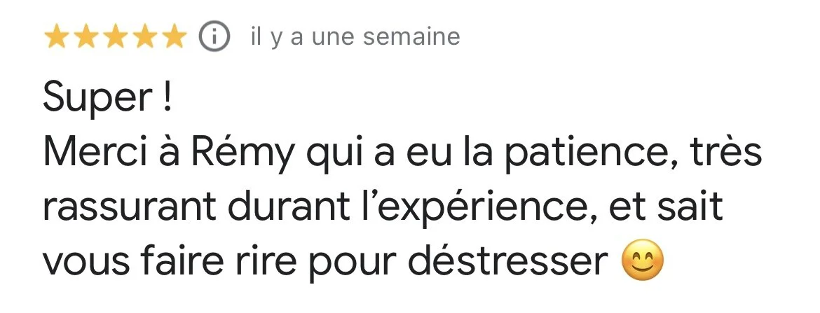 Avis client 5 étoiles avec mention 'il y a une semaine'. Texte de remerciement à Rémy pour sa patience et son sens de l'humour, accompagné d'un emoji sourire.