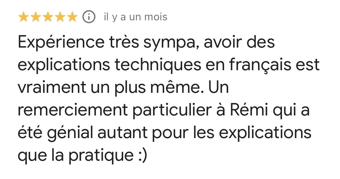 Capture d'écran d'une critique positive en français mentionnant une expérience agréable avec des explications techniques et remerciements à Rémi.