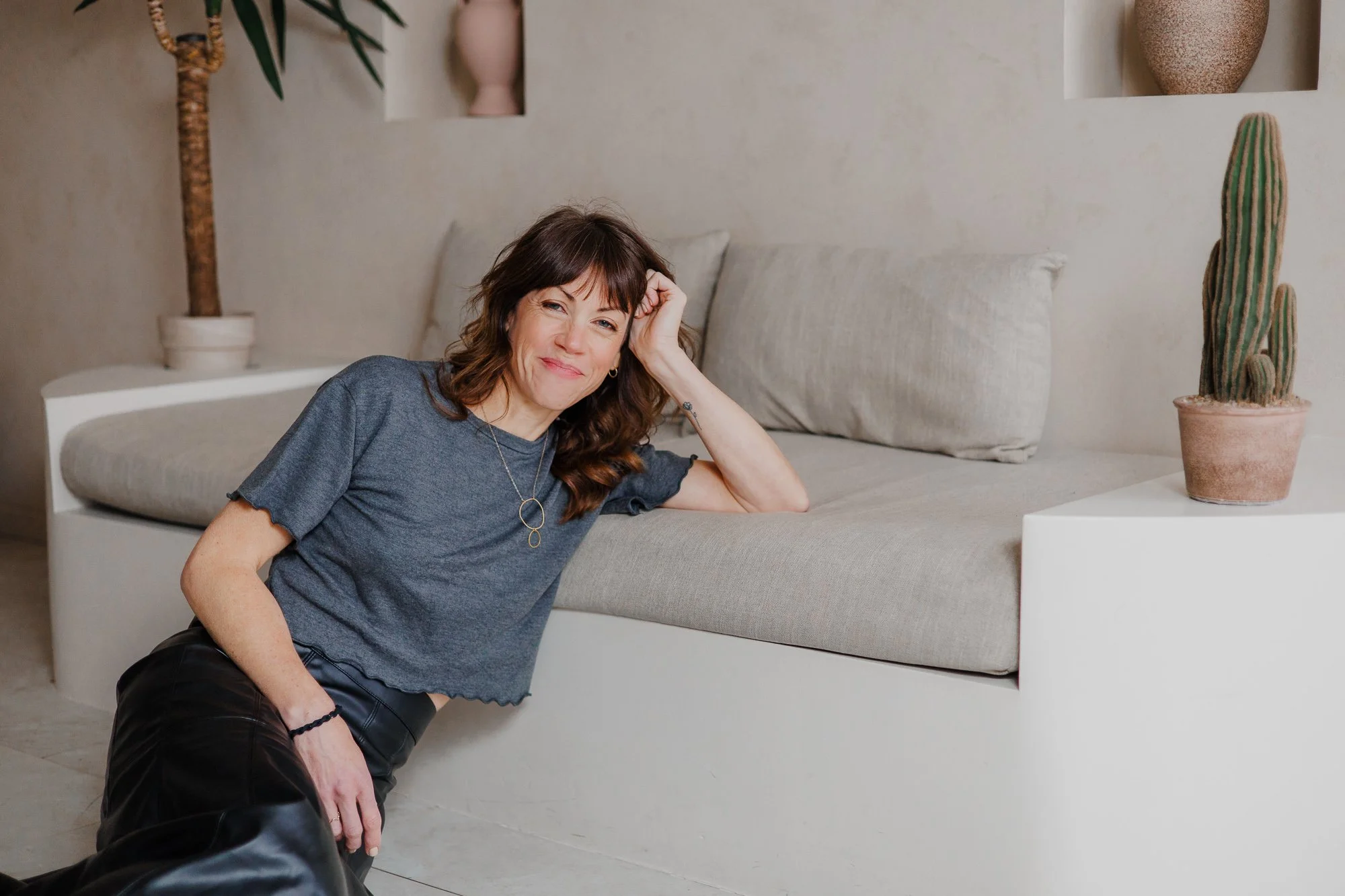 5 Tips to Pose Naturally in Portraits and Headshots (Even if You Think You’re Awkward)