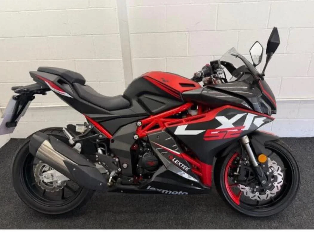 LXR124 SE, 700 miles - £2,595