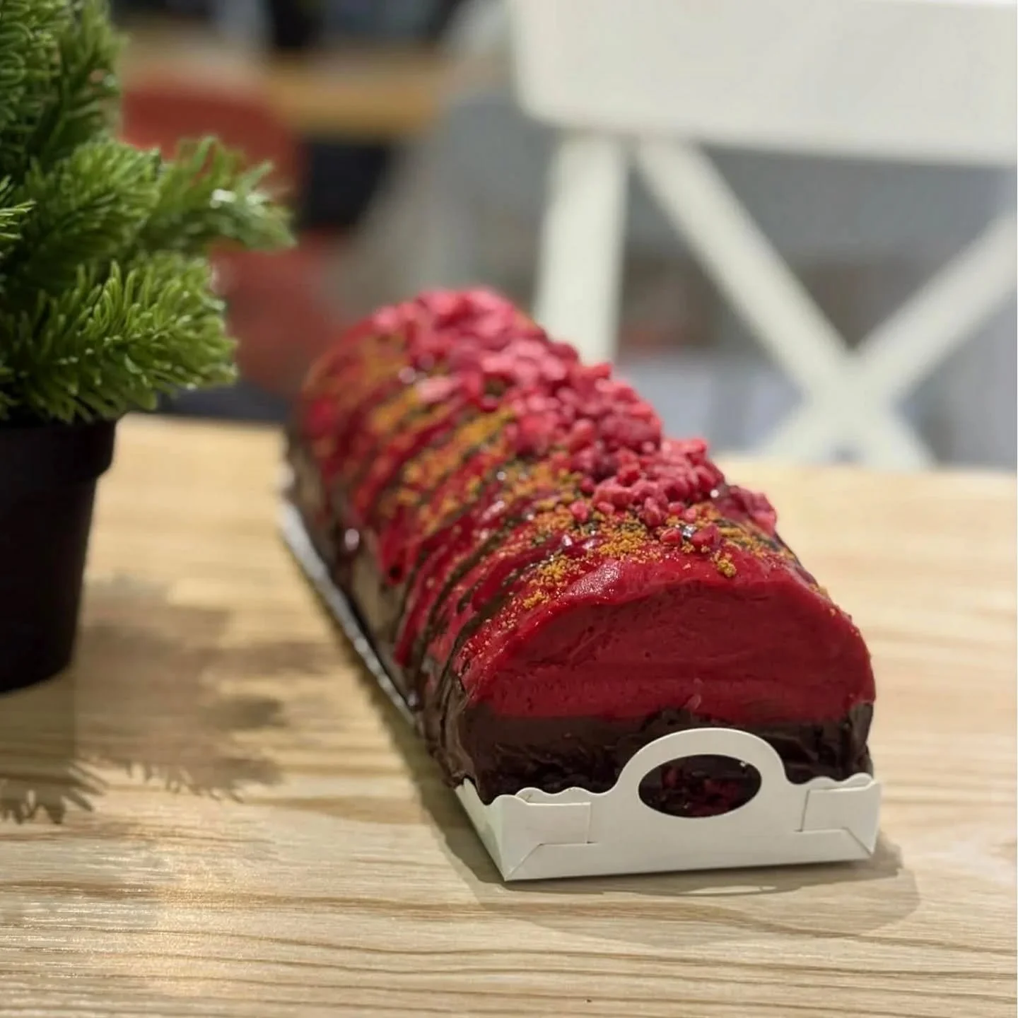 B&ucirc;che de No&euml;l V&Eacute;GANE 
Sorbet framboise 
Sorbet chocolat 
Framboises
Cro&ucirc;te de biscuits biscoff
.
.
.
#gagaglaces #dessertglac&eacute; #veganicecream #vegandesserts #buchedenoel #faitmainavecamour