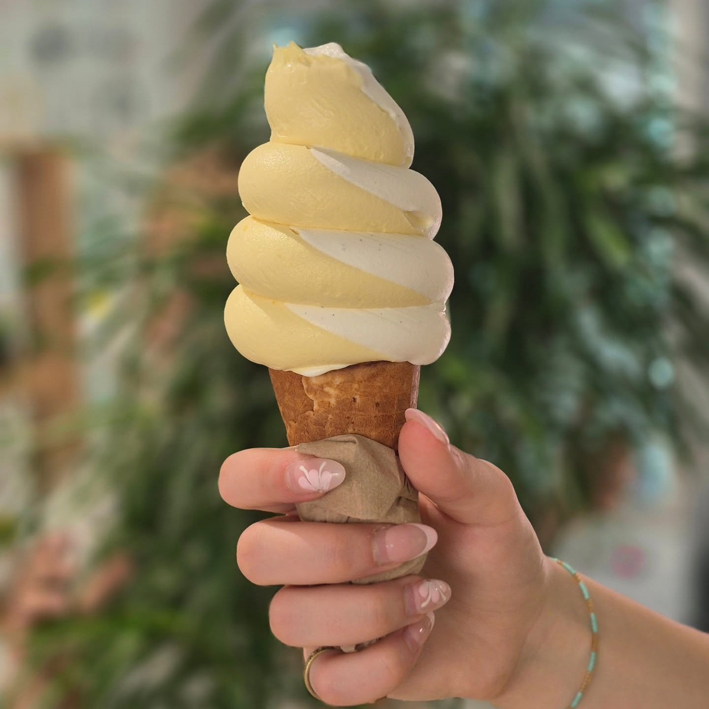 Notre molle twist mangue/ fruit de la passion et vanille 
.
Fi&egrave;rement fait de fa&ccedil;on artisanale!
.
#Gagaglaces #softserve #mtlicecream #artisanalicecream