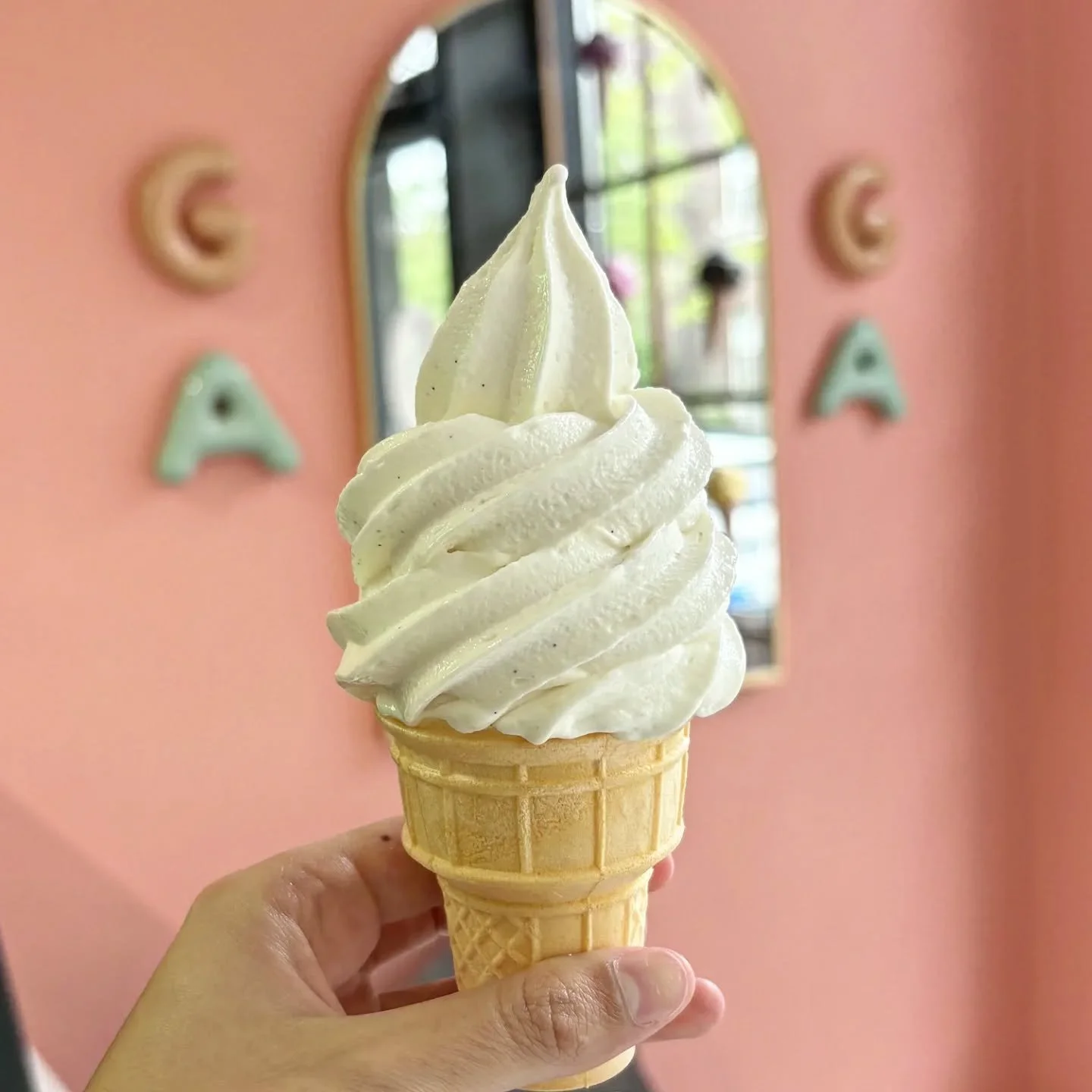 &ldquo;1 an d&eacute;j&agrave; 🍦
Pour vous remercier : petite molle artisanale vanille &agrave; 3 $ pour aujourd&rsquo;hui dimanche seulement.&rdquo;
.
.
#anniversaire #1an #cremeglaceeartisanale #mtlevent