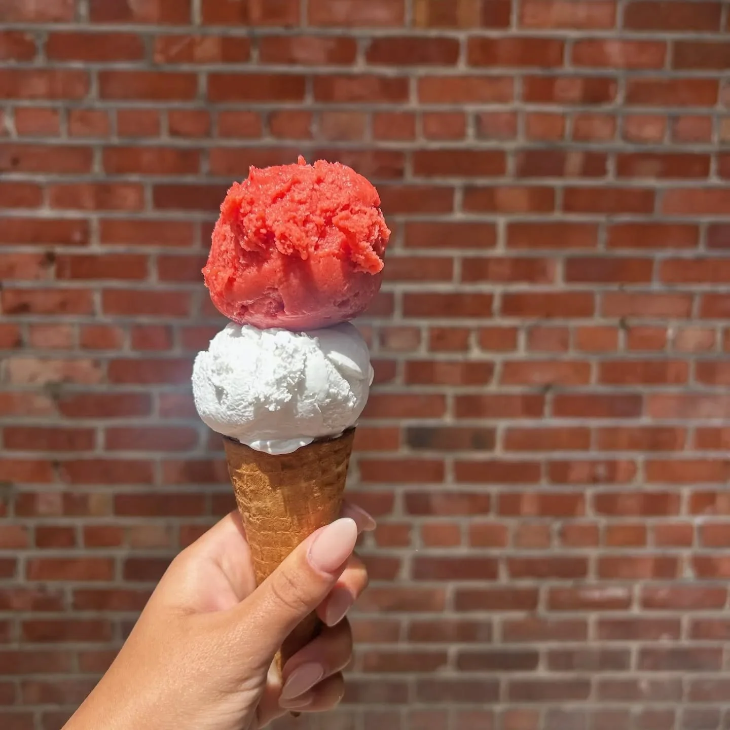 Une saveur audacieuse et &eacute;tonnamment rafra&icirc;chissante!
Laissez-vous surprendre par notre sorbet tomate, fraise et basilic : un mariage &eacute;clectique, frais et d&eacute;licatement parfum&eacute; qui go&ucirc;te l'&eacute;t&eacute; &agr