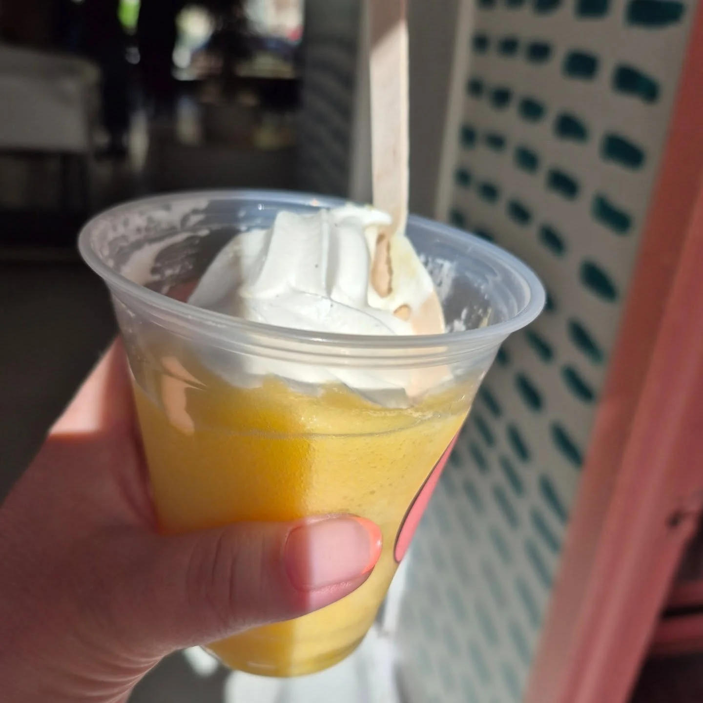 Nos flotteurs sont d'un niveau sup&eacute;rieur !

Imaginez notre molle vanille maison, riche et onctueuse, plong&eacute;e dans une slush artisanale faite de vrais fruits. 

Une combinaison parfaitement &eacute;quilibr&eacute;e entre douceur cr&eacut