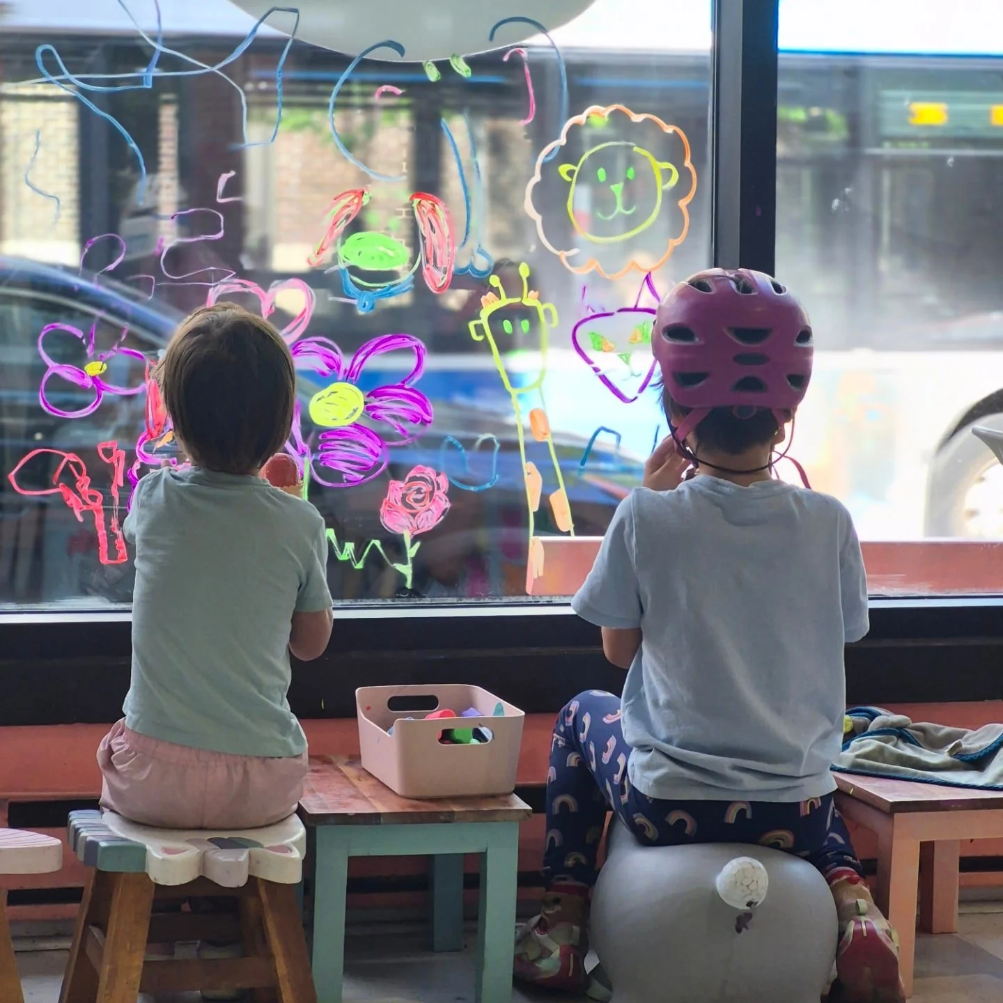 Il y a quelque chose de magique dans cette sc&egrave;ne : des enfants assis devant la vitrine, une cr&egrave;me glac&eacute;e artisanale &agrave; la main, qui discutent, rient et profitent simplement du moment pr&eacute;sent.
.
C&rsquo;est pour cr&ea