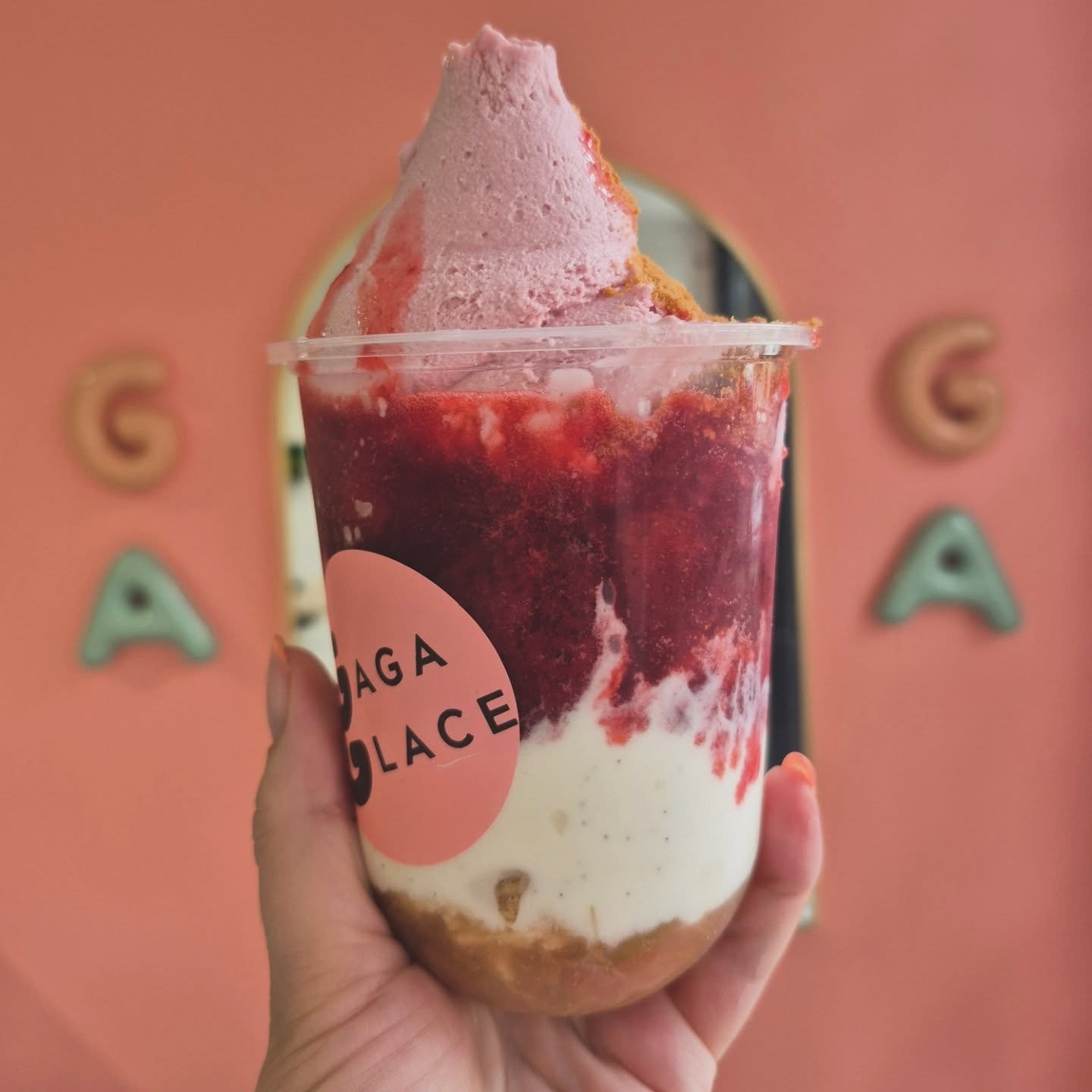 Sundae du mois
☆
Compot&eacute; Rhubarbe 
Cr&egrave;me glac&eacute;e vanille 
+
Compot&eacute; fraise 
Cr&egrave;me glac&eacute;e fraise

Biscuits sabl&eacute;s 

.
Have fun!!!!
