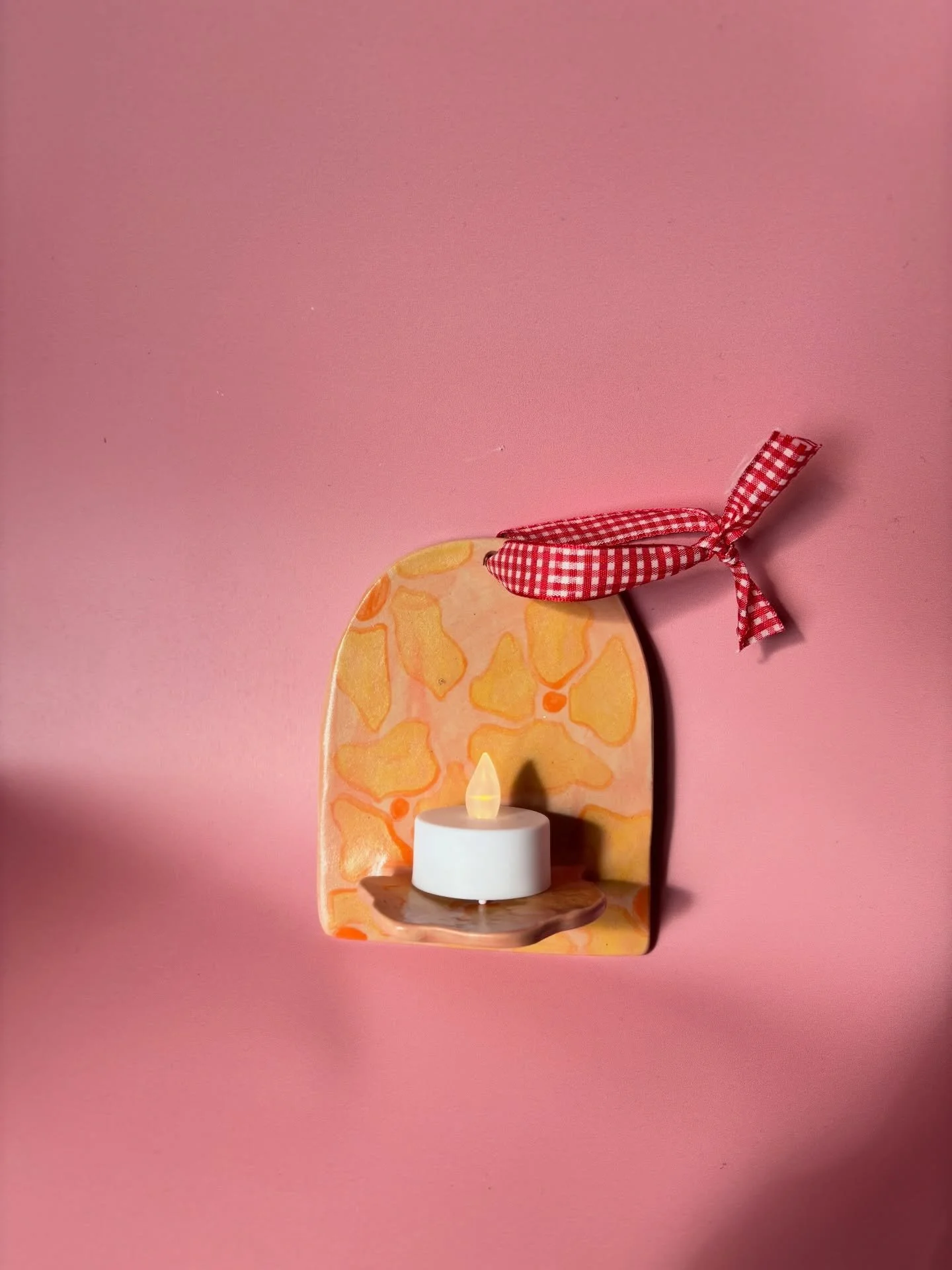 The soft touch of these flowers is everything 🥹 #ceramic #ceramicwallart #walldecoration #pottery #potterlove