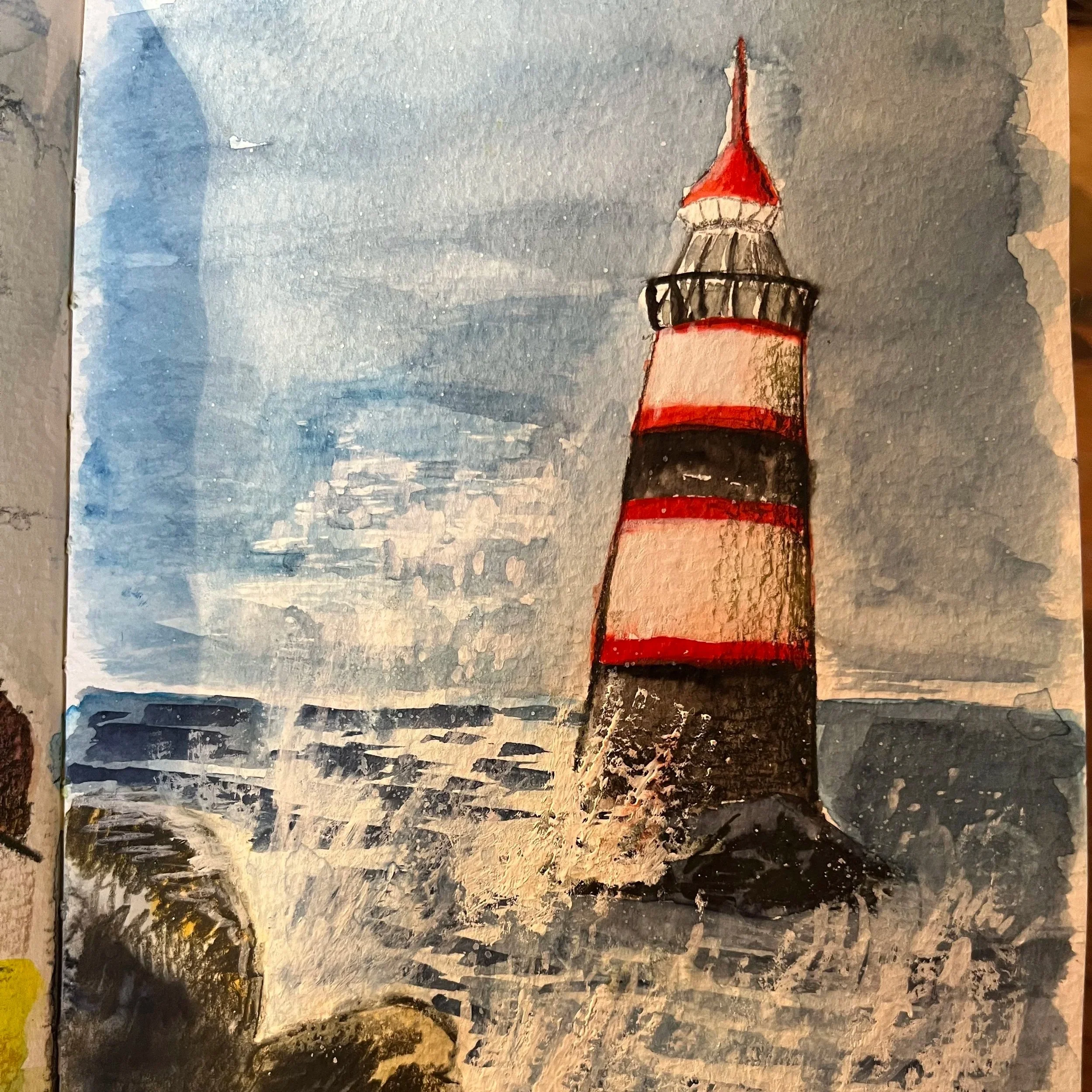 Maleribilde av en fyr med røde og hvite striper som står i sjøen, omgitt av store svarte steiner og gult gress i forgrunnen.