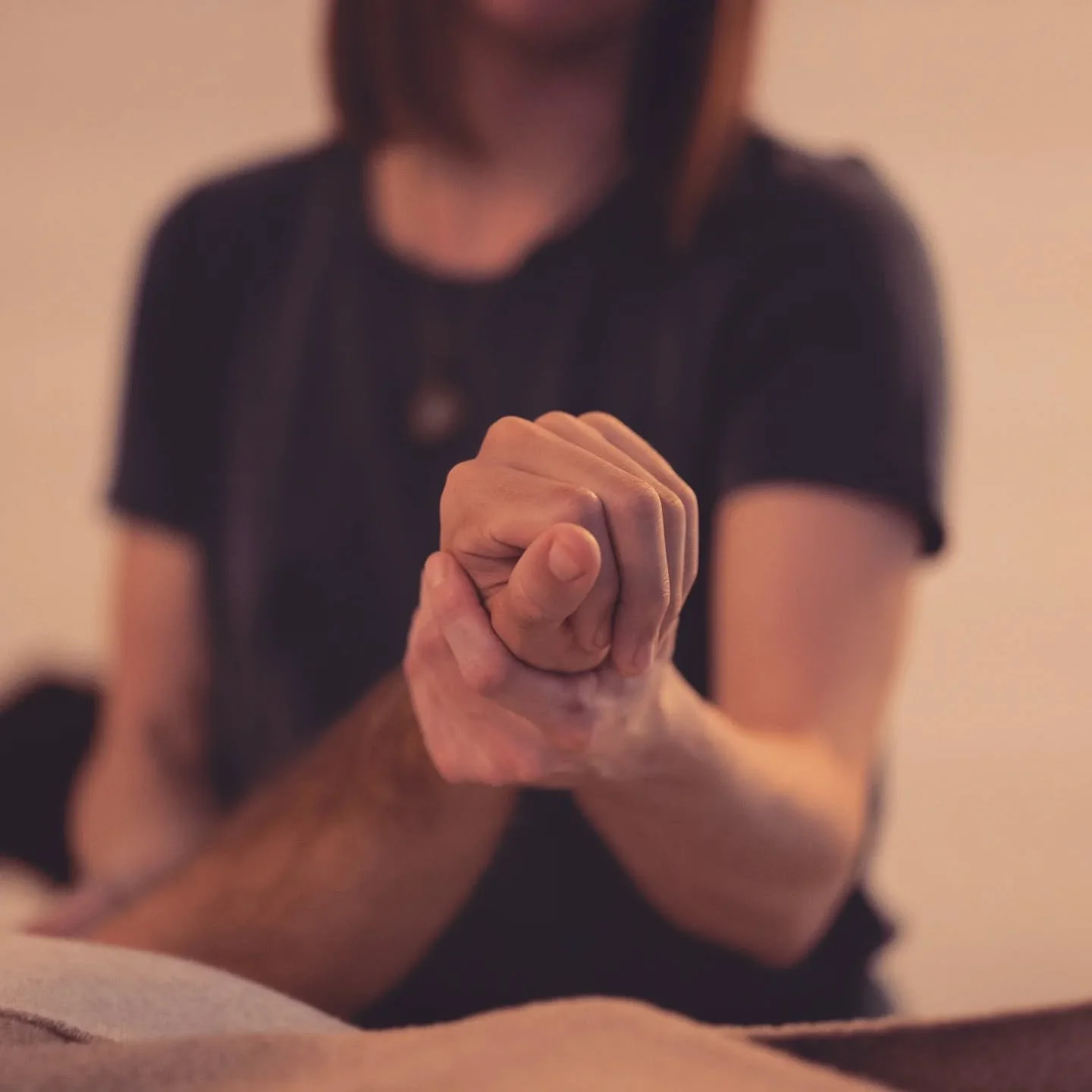 Today I received another Grinberg Method session and I was reminded again of how powerful bodywork can be. How being touched by somebody that is with you with his full attention and energy can be incredibly healing. Just a hand placement or the holdi
