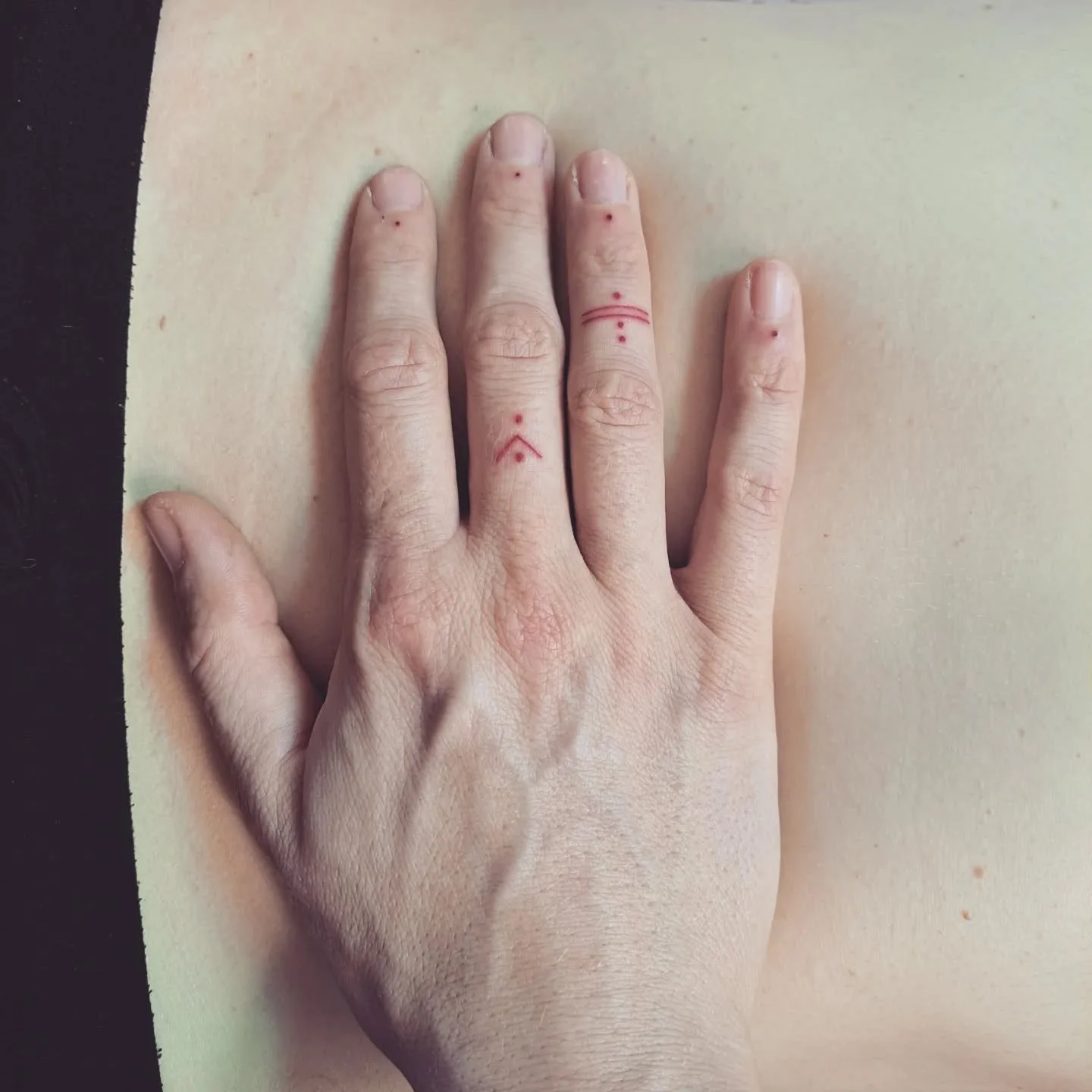 To touch with loving kindness and awareness is to heal❤️

.
.

I had the pleasure to learn Chi Nei Tsang from the talented Remco when I was in Chiang Mai. 

Last year I read and heard about the healing effects of Chi Nei Tsang (meaning working the en