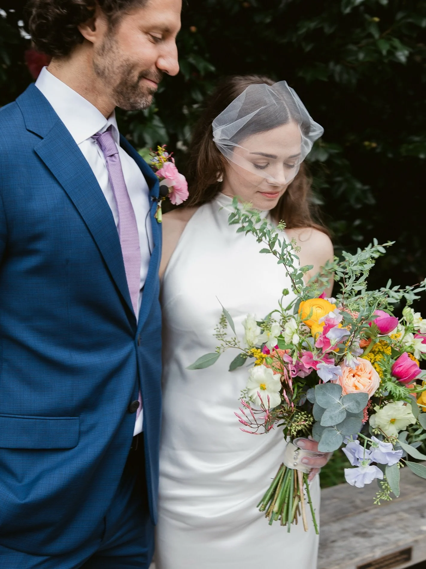 @aleksandrab and John on their wedding day! The veil is divine 🤍🤍

shot by @mishavelasquez 

@mayeshsanfrancisco 

#weddingfloral #wedding #weddingphotography #weddingday #nicheandnookflowers #weddingflowersdecor