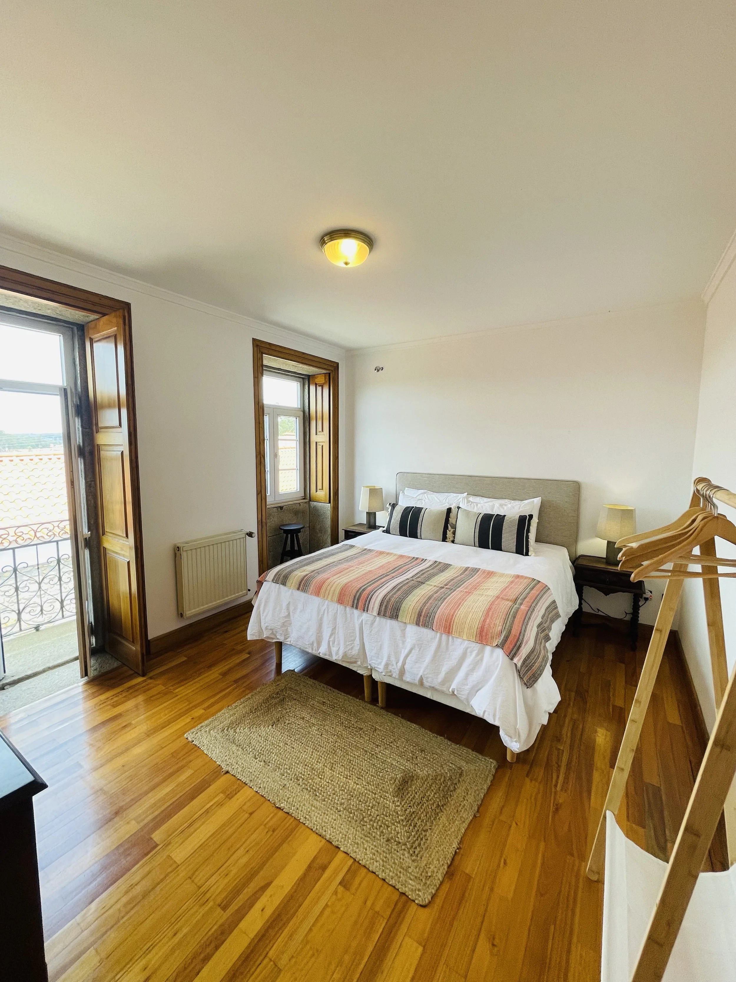 King sized bedroom with balcony