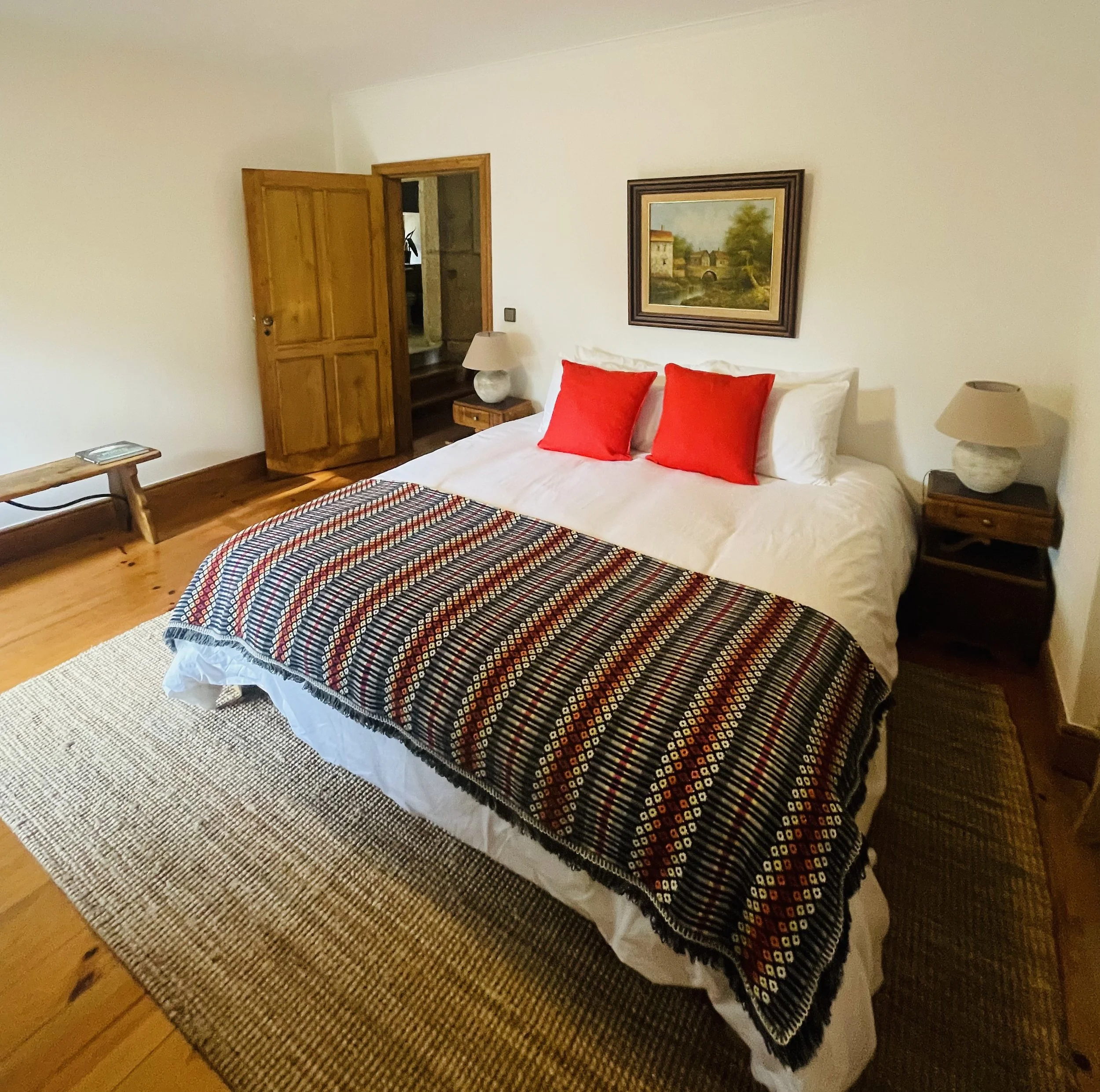 Cozy, comfortable Bedroom in the Kiwi House with its own separate entrance.
