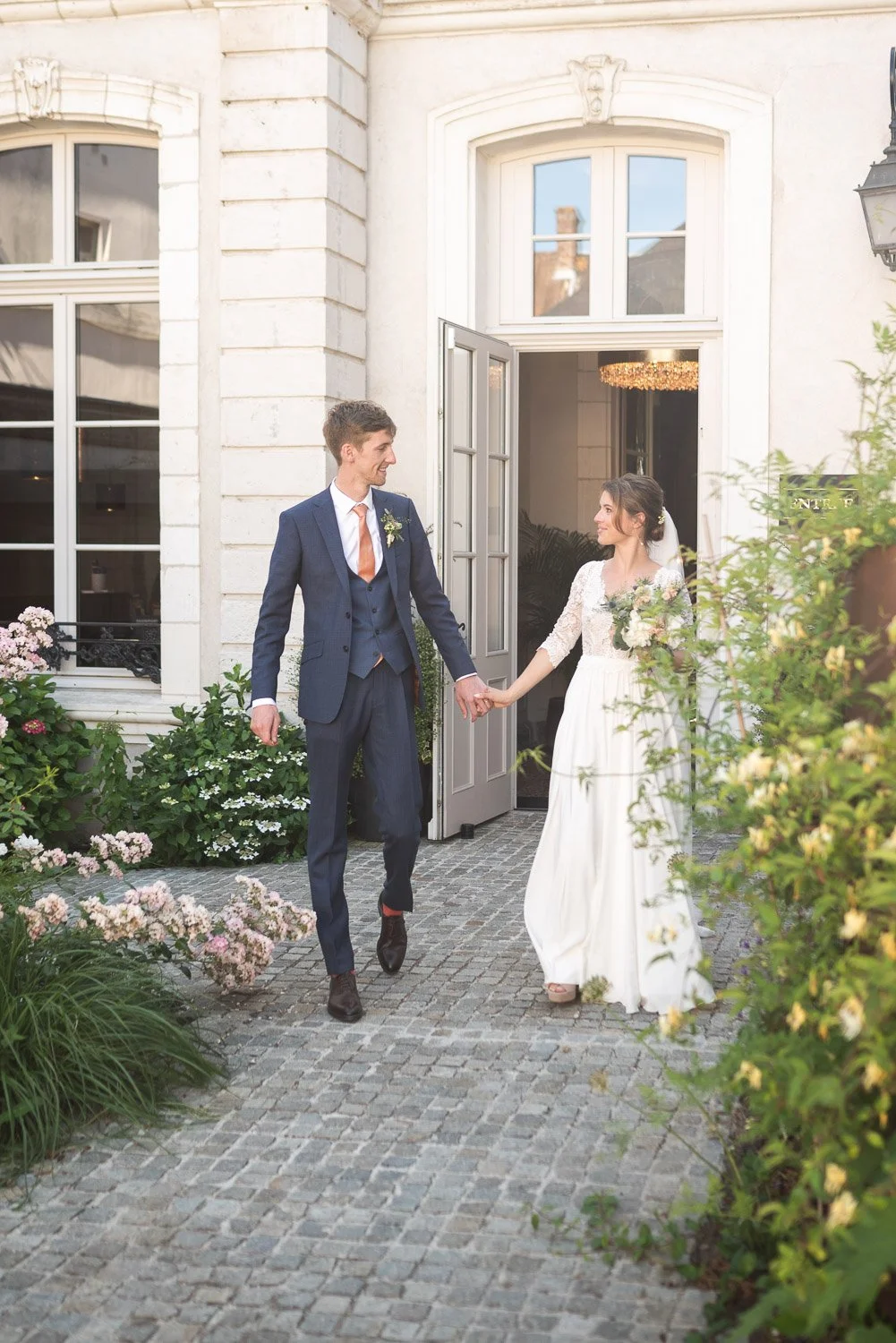 photo d'un couple de mariés dans un hôtel particulier a Montreuil sur mer
