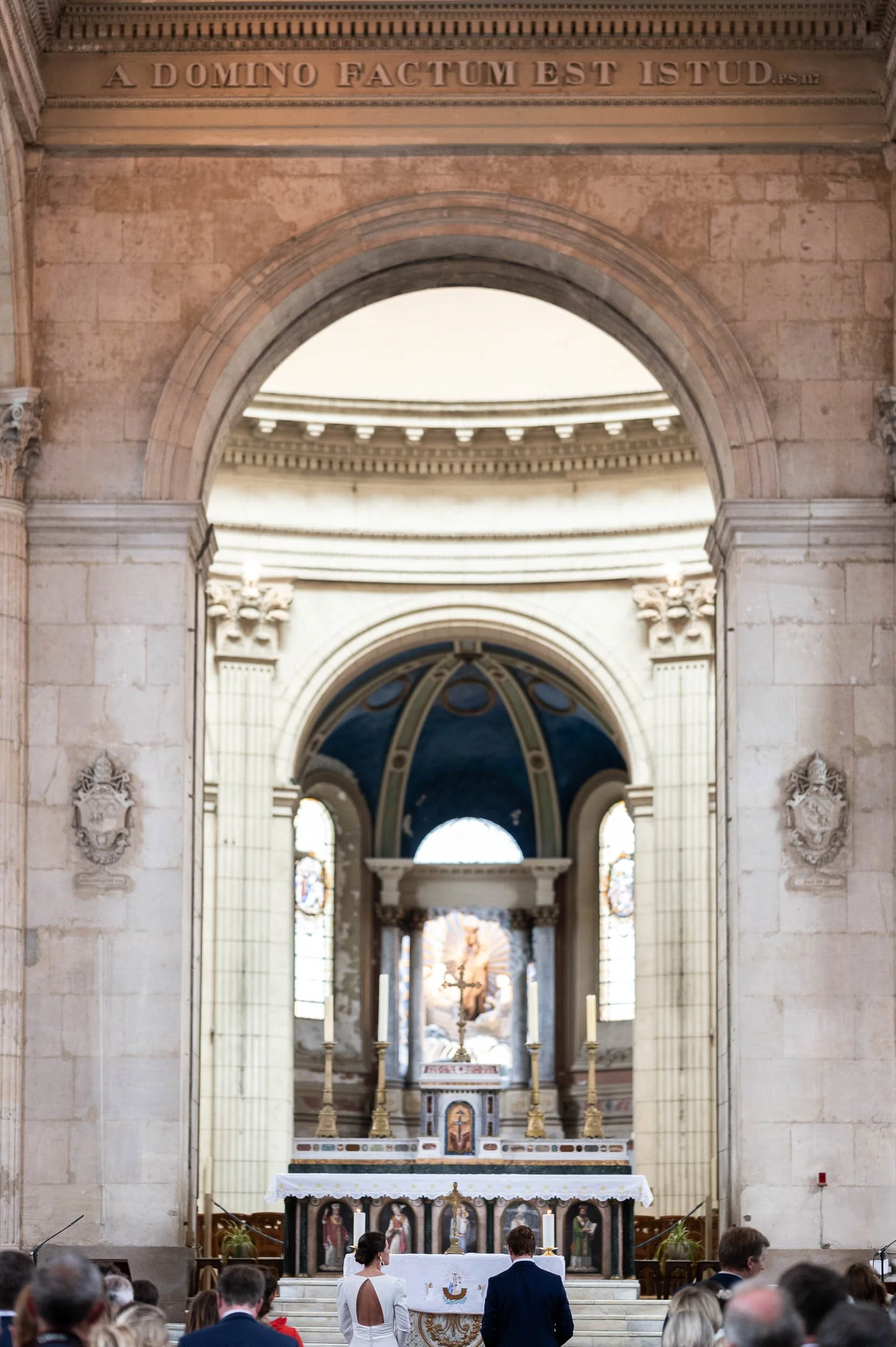 Photo de l'intérieur de la Basilique Notre Dame de Boulogne sur mer. Un couple de marié se trouve devant l'hôtel. On peut découvrir la grandeur du lieu