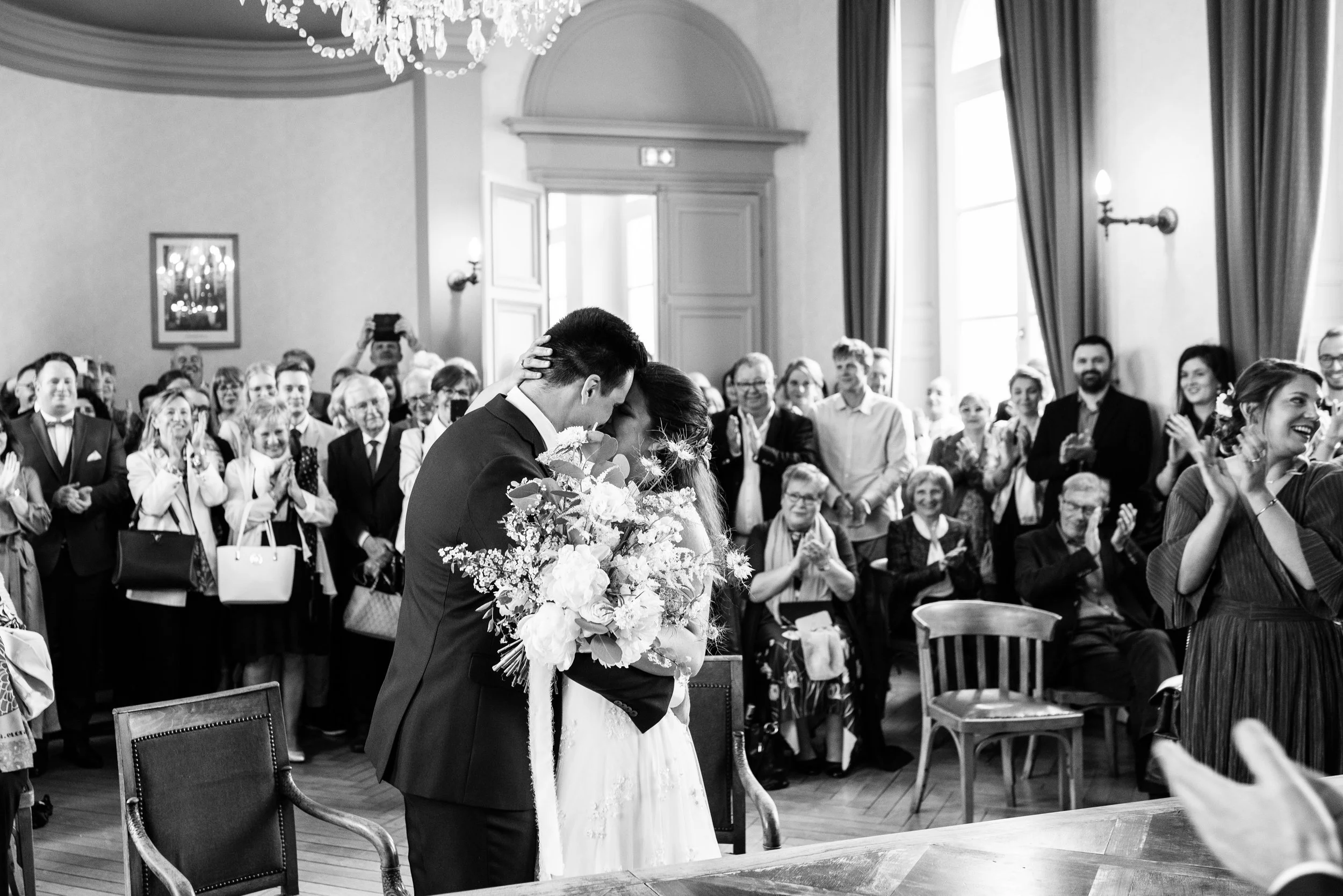 Un couple de mariés s'embrasse a la Mairie de Montreuil sur mer