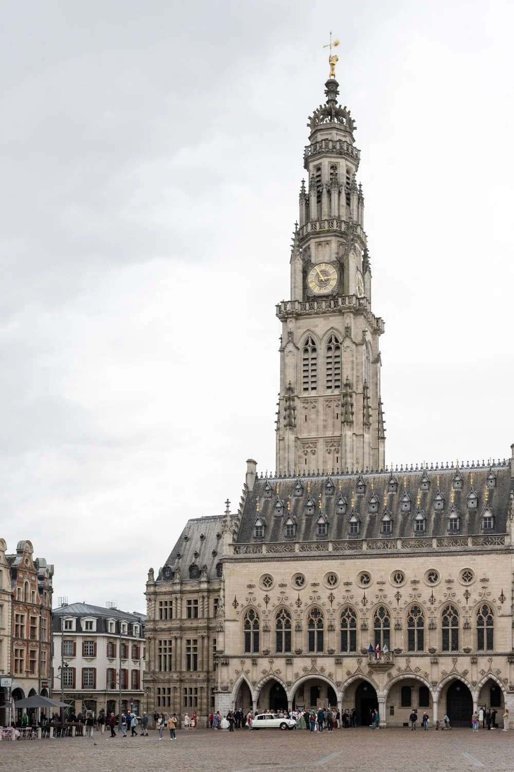 Sortie de la marie d'Arras d'un couple de mariés