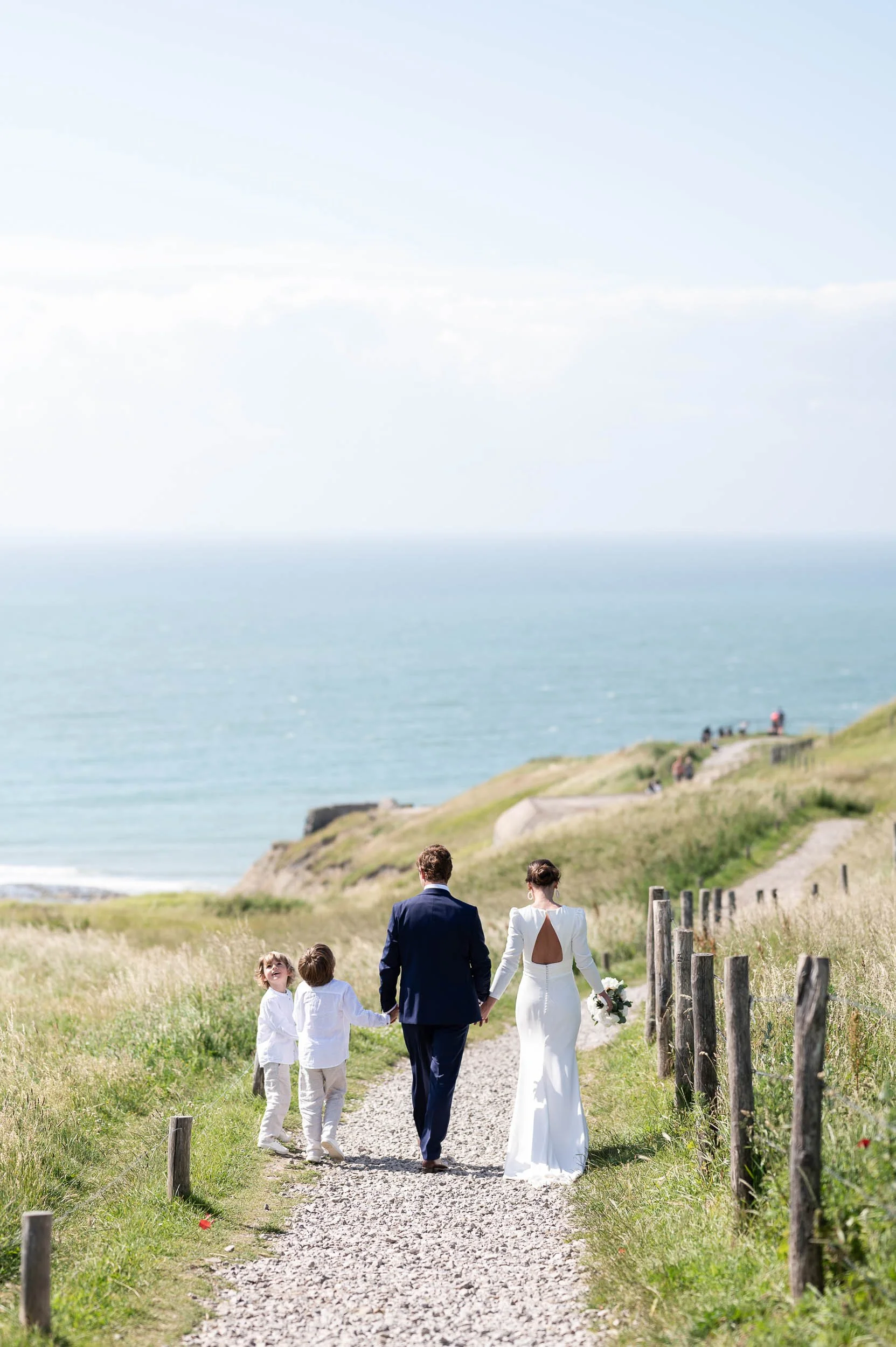 Photos de mariés à la pointe de la crèche a Boulogne sur mer. Vue sur la mer. Photo sur les falaises du Boulonnais