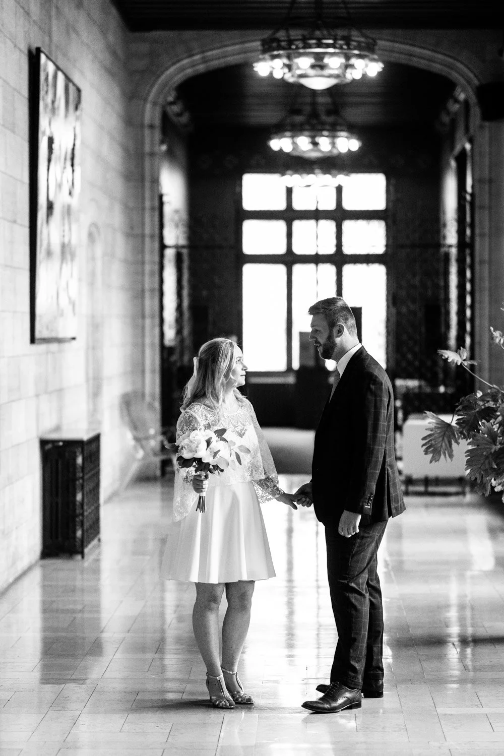 Couple de mariés se tenant la main dans la mairie d'Arras