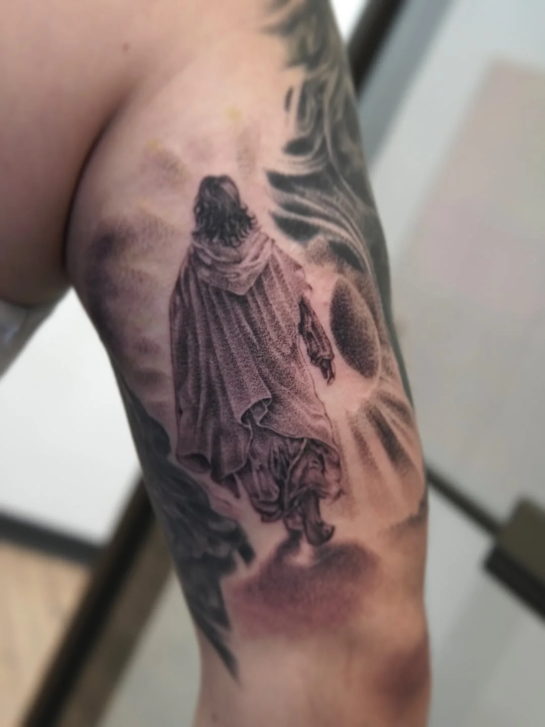 HEIS RISEN. Everything else on the arm has been healed for awhile. 

#dadtooer #religioustattoo #faithbasedtattoo #figtattoostudio